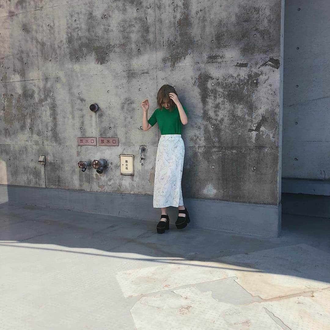 浪花ほのかのインスタグラム：「、 、 、  本日のファッション 放送を見たら分かるはず、お楽しみに🤓  #トップス ▶️ #ZARA #スカート ▶️ #韓国ブランド #靴 ▶️ #rande  #今日のコーデ #ファッション」