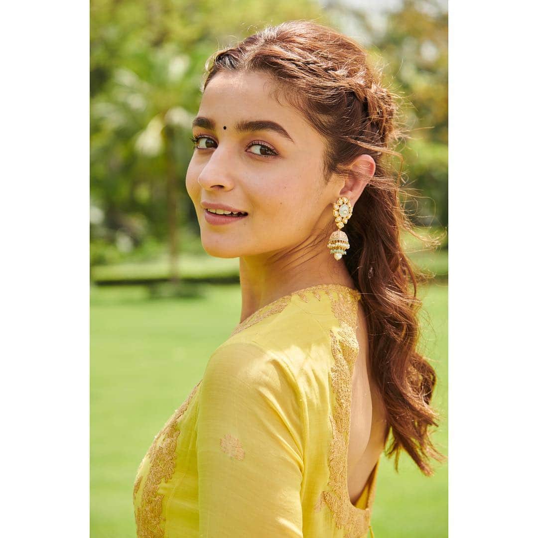 アリア・バットのインスタグラム：「Got that sushine in my pocket 🌻🌞」
