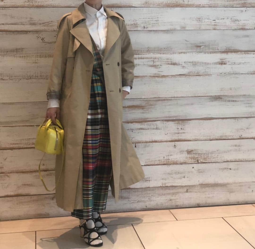 chikako0824のインスタグラム：「このスカート今年のお気に入りなので、こればかり。 先日のデート服。  #drisvannoten  #ebure  #drawer  #ferragamo  #ドリスヴァンノッテン  #エブール  #ドゥロワー  #フェラガモ #50代コーデ」