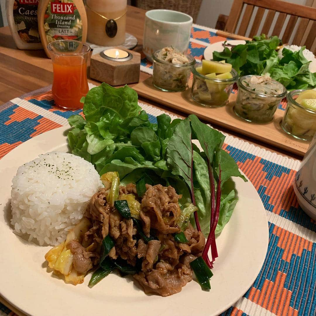 NANAさんのインスタグラム写真 - (NANAInstagram)「今日の夕飯 ☆ 自家製回鍋肉 サラダ ご飯 春雨サラダ ゴールデンキウイ 野菜ジュース ☆ 春雨サラダ大量に作って爆食いした😅 やっぱり中華は米が進むね〜🍚 ☆ 明日もまる子お弁当や🍱ひなせがバイトの給料入ってまる子とコンビニ行って大量にお菓子やアイス買ってあげてた😆やさすぃー😄 ☆ 最近毎日「マミー母の日何が欲しい？」って聞かれる😢それだけで胸がいっぱい☺️ ☆ #回鍋肉#foodie#おうちカフェ#food#homemade#instafood#手料理#foodphoto#テーブルコーディネート#時短レシピ#ヘルシーメニュー#fooddaily#foodpic#foodstagram#おうちごはん#セリア#100キン#暮らし#節約レシピ#dinner#foodporm#vscofood#japanesefood#foodstyling#料理写真#夕飯#ワンプレート#愛情ご飯#nanasrecipe」4月13日 18時57分 - nana1977hs