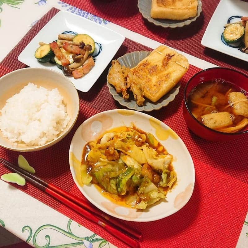 佐藤実絵子さんのインスタグラム写真 - (佐藤実絵子Instagram)「〔もつ焼きキャベツ〕ごはんのきろく🍴 * 献立は… 🔸キャベツたっぷりモツ焼き 🔸ズッキーニとベーコンの炒め物 🔸スパイシーチキン 🔸納豆の揚げ焼き 🔸お味噌汁 * この日もお仕事で遅くて、めっちゃ急いで作るごはんの日で、 味付けした状態で冷凍で売っているモツとキャベツをいためただけなんだけど、悔しいがめっちゃ美味しい(笑) くたくたになったキャベツがまた美味しい！もつ大好き💕 * この前テレビでもやっぱり納豆は身体に良いとやっていて、私は大好きなんだけど、旦那さんは嫌いで、でも食べさせることに😏なるべく美味しく料理してあげたいね！これから研究だ！ * * #みえこごはん #もつ焼き #夕ごはん #夜ごはん #春献立 #二人ごはん #ふたりごはん #おうちごはん #おうちごはんlover #しあわせごはん #家庭料理 #献立 #デリスタグラム #デリスタグラマー #クッキングラム #うつわ好き #うつわ #instafood #lovefood #foodstagram #japanesefood」4月13日 18時59分 - mieppp624