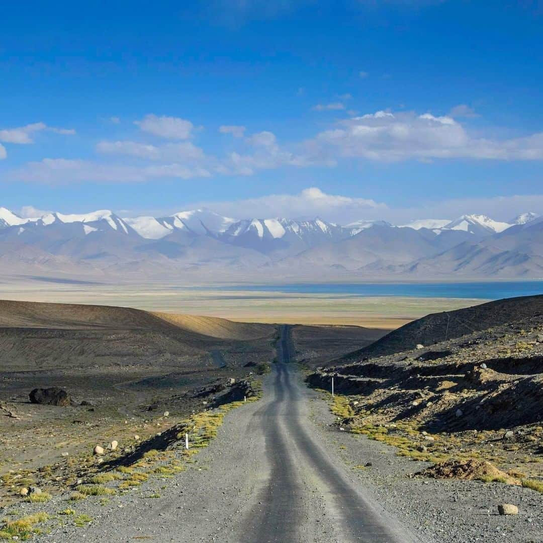 Lonely Planetさんのインスタグラム写真 - (Lonely PlanetInstagram)「'What was once an important Silk Road route has today become one of the most epic road trips on earth – the #Pamir Highway, or M-41, as it was called during Soviet times. Running through one of the most impressive, remote and wild mountain ranges in the world, this is surely one of the top reasons to visit #Tajikistan. This image depicts the #Karakol Lake, in northeastern Tajikistan.' – @againstthecompass #lpinstatakeover #llpPathfinders」4月13日 19時00分 - lonelyplanet