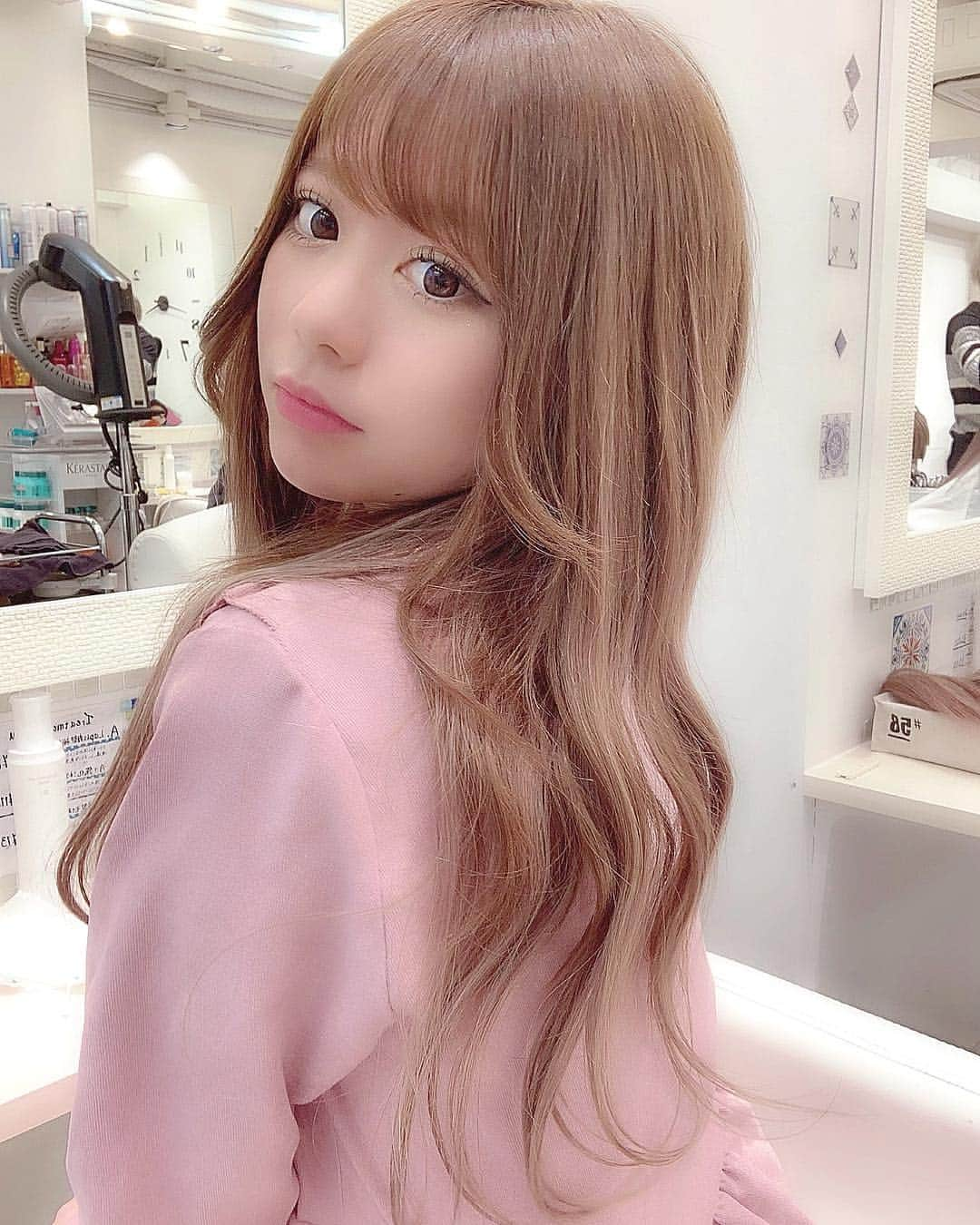 若林萌々さんのインスタグラム写真 - (若林萌々Instagram)「new hair♡  今回はエクステをつけてもらったよ🌸 エクの色は少し明るめにしてナチュラルグラデーション♡  今回もこうきくん(@lapis.kouki )  今回の髪型もお気に入り♡エクの色が絶妙な透明感ベージュでかっわいい🐼🍑 ろんぐおちつくかわいい🌸🌸」4月13日 19時10分 - wakabayashimomo