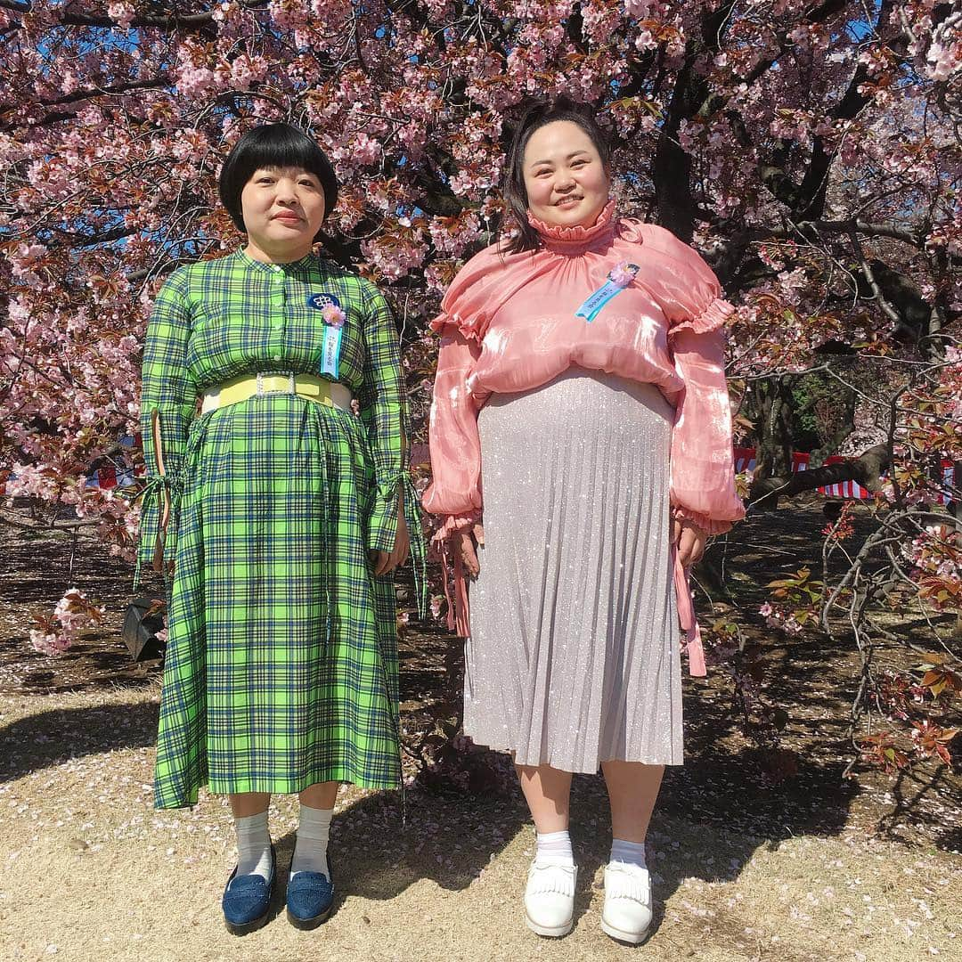 おかずクラブさんのインスタグラム写真 - (おかずクラブInstagram)「🌸桜を見る会🌸 こんばんは！ スタイリストです！ 本日、おかずクラブさんが、内閣総理大臣主催の桜を見る会にご招待頂いてたので、私も衣裳で参加致しました！ 天気もよく、桜もまだまだ残っていて綺麗でした🌸 衣裳ですが、着物にしようとも思ったのですが、次の仕事の関係もあり、いつもよりフォーマル寄りな感じで用意しました！ 春らしく明るい色目で！！ トレンディエンジェルさんと一緒に📸  オカリナ⭕️ 黄緑チェックワンピース👉tiit Tokyo @tiit_tokyo  イエロー×パールベルト👉Romantic Standard @romantic_standard  その他👉スタイリスト私物 tiit Tokyo の新作ワンピース！ おかずクラブさんとSHOW見に行かせて頂いた時の！ 可愛い。。。♡ ゆいP⭕️ ピンクデザインブラウス👉MACARONIC @hoyajuku_macaronic  ラメプリーツスカート👉Romantic Standard @romantic_standard  その他👉スタイリスト私物 ゆいPさんのブラウス、凄くゆいPさんに似合ってました！ 個人的には襟のデザインが凄く好きで、ゆいPさんも二重アゴが隠れる！と言ってました！笑  普段のテレビの衣裳と少し違う感じのおかずクラブさんどうですか？👯 #桜を見る会 #トレンディエンジェル #おかずクラブ #okazugram」4月13日 19時02分 - okazu_club