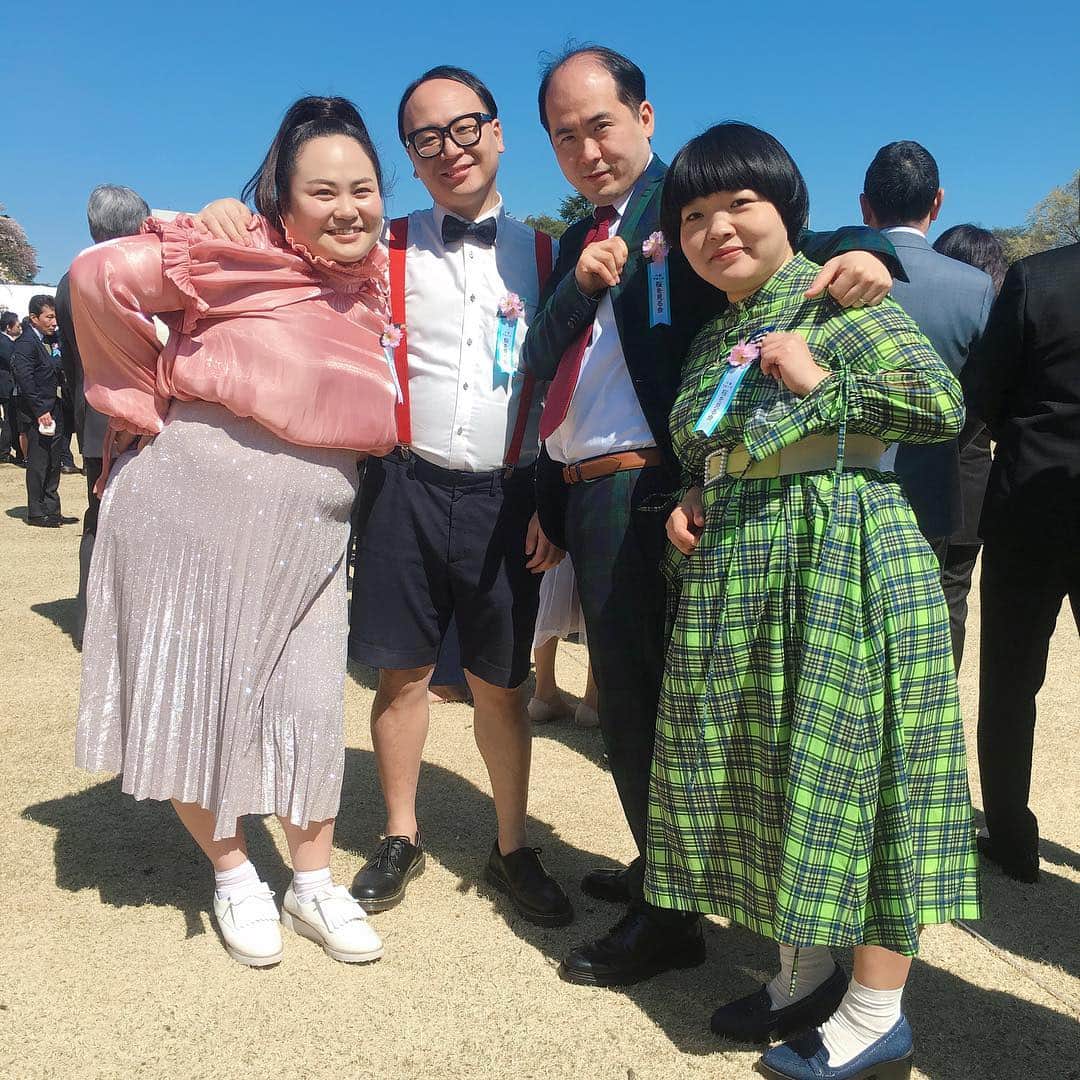 のインスタグラム：「🌸桜を見る会🌸 こんばんは！ スタイリストです！ 本日、おかずクラブさんが、内閣総理大臣主催の桜を見る会にご招待頂いてたので、私も衣裳で参加致しました！ 天気もよく、桜もまだまだ残っていて綺麗でした🌸 衣裳ですが、着物にしようとも思ったのですが、次の仕事の関係もあり、いつもよりフォーマル寄りな感じで用意しました！ 春らしく明るい色目で！！ トレンディエンジェルさんと一緒に📸  オカリナ⭕️ 黄緑チェックワンピース👉tiit Tokyo @tiit_tokyo  イエロー×パールベルト👉Romantic Standard @romantic_standard  その他👉スタイリスト私物 tiit Tokyo の新作ワンピース！ おかずクラブさんとSHOW見に行かせて頂いた時の！ 可愛い。。。♡ ゆいP⭕️ ピンクデザインブラウス👉MACARONIC @hoyajuku_macaronic  ラメプリーツスカート👉Romantic Standard @romantic_standard  その他👉スタイリスト私物 ゆいPさんのブラウス、凄くゆいPさんに似合ってました！ 個人的には襟のデザインが凄く好きで、ゆいPさんも二重アゴが隠れる！と言ってました！笑  普段のテレビの衣裳と少し違う感じのおかずクラブさんどうですか？👯 #桜を見る会 #トレンディエンジェル #おかずクラブ #okazugram」