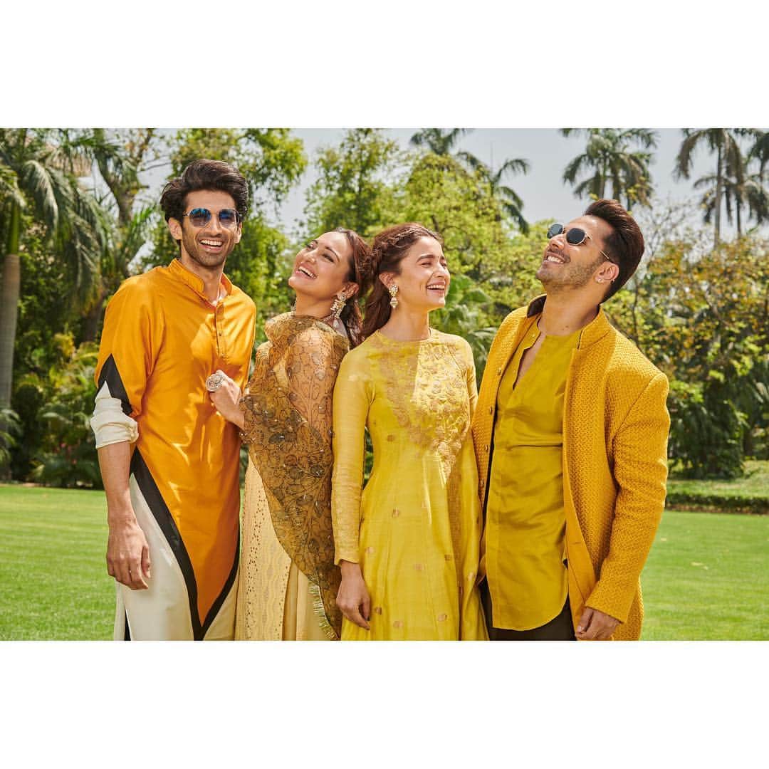 アリア・バットのインスタグラム：「& it was all yellowwwww 🌞」