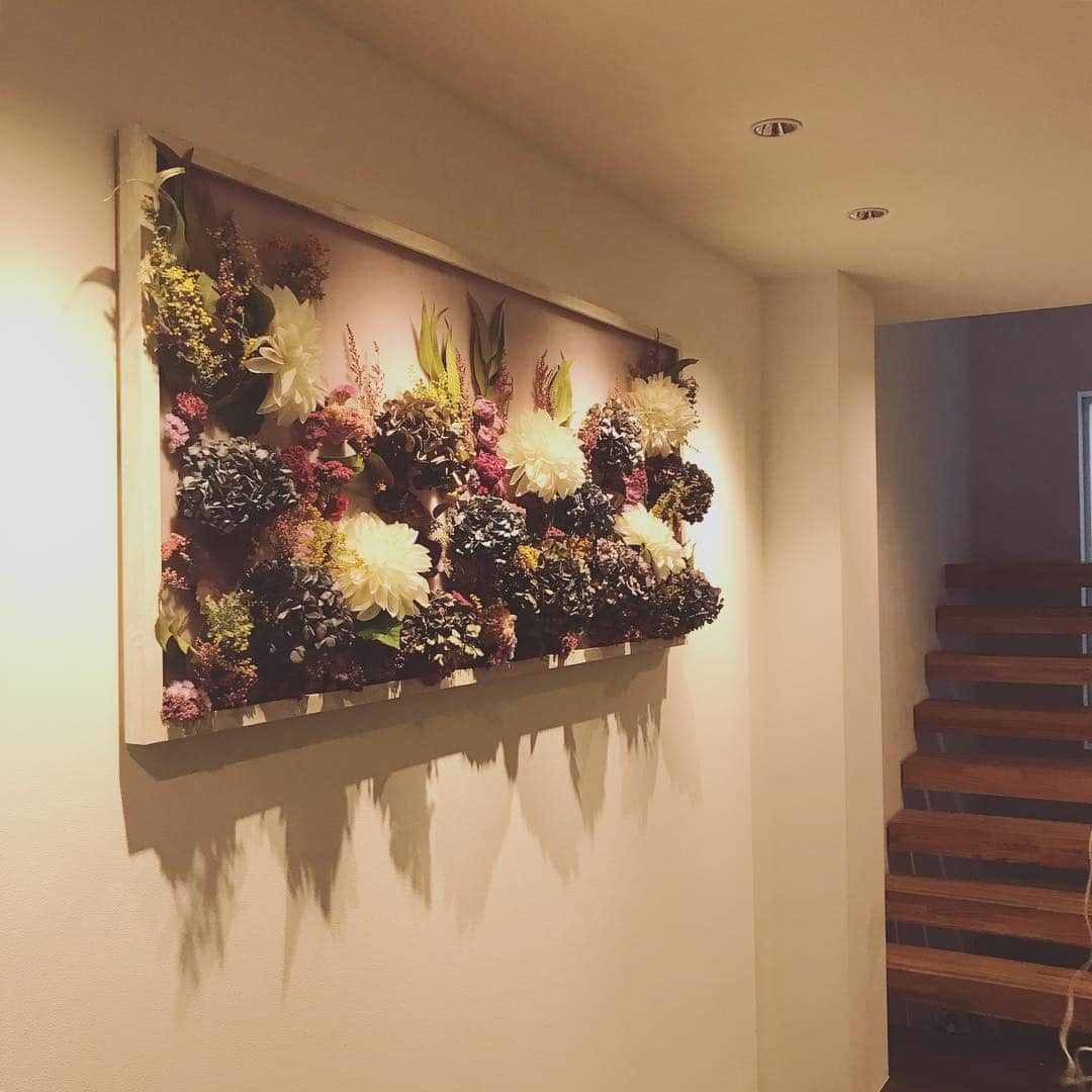 畑野ひろ子のインスタグラム：「K邸の玄関装飾。 ドライフラワーアート作らせて頂きました。  #flower #flowers #dryflower #dryflowerart #玄関 #willgarden」