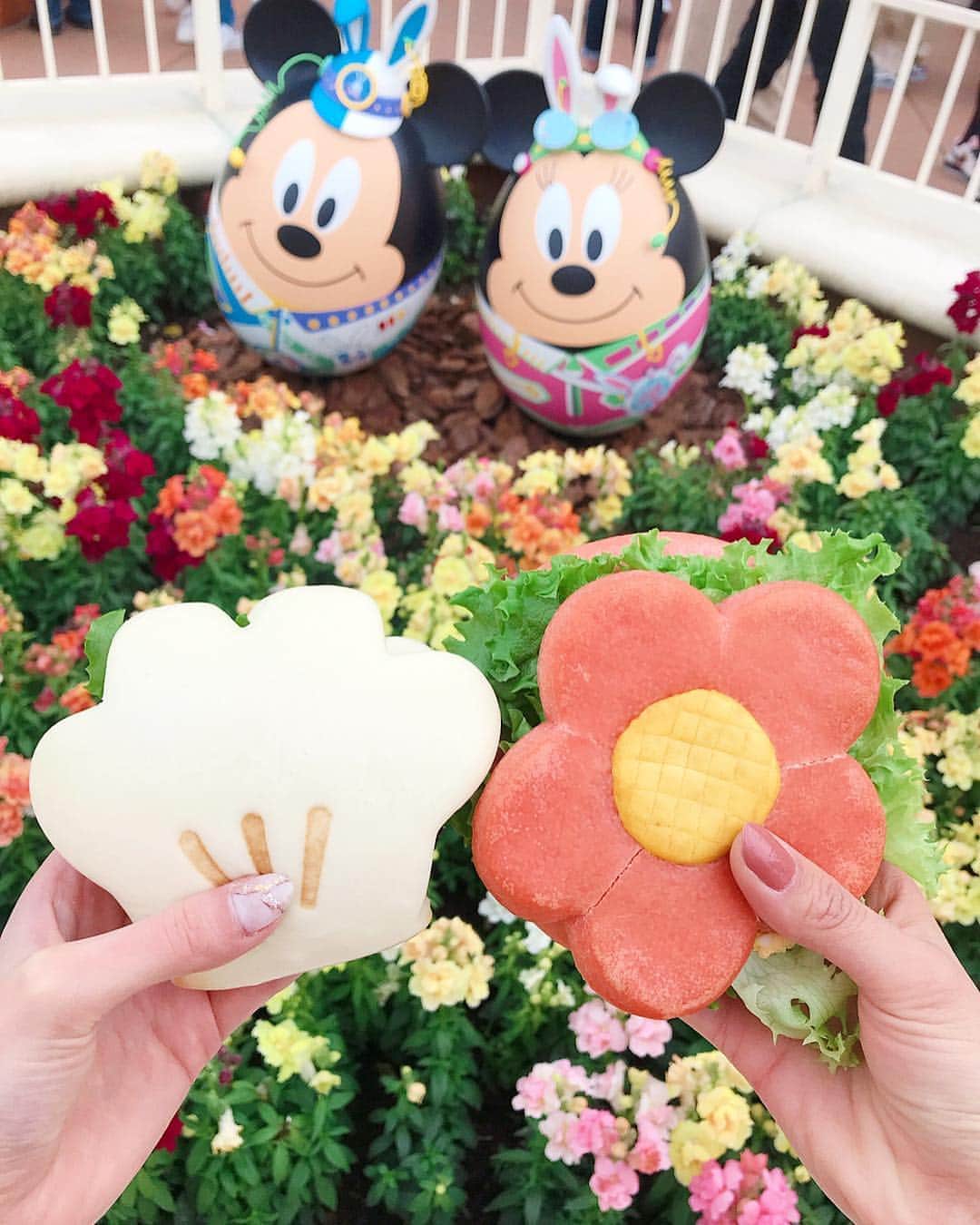 のインスタグラム：「#tokyodisneyland 💐🌼🌷🏵 * お花がいっぱい咲いてると幸せな気持ちになる☺️お腹いっぱいだとなおさら幸せ💞💗💓 * * * #イースターディズニー#ディズニーランド#ディズニーイースター#イースター#サンドイッチ#お花畑#ディズニーフード#たまご#たまごサンド#TDL」