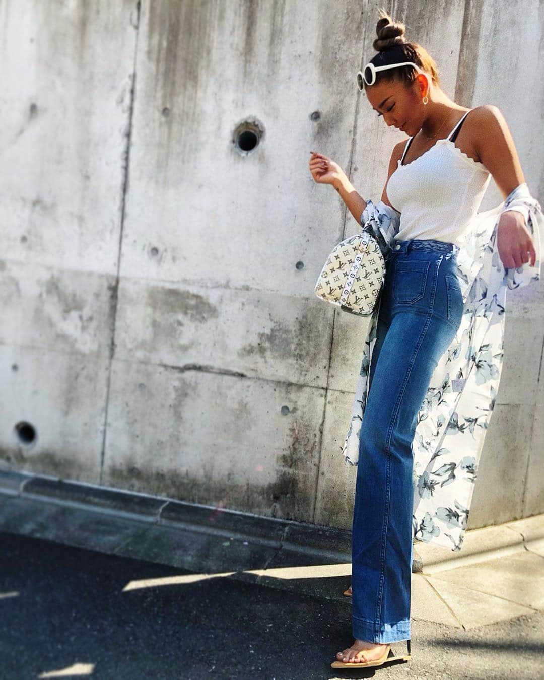 のインスタグラム：「ぽかぽか🌻 可愛い春物ガウンゲットしたから たまにはお姉さんコーデ👗 このデニム3年振りに入った🤭わーい #ootd #code #outfit #fashion #ysl #saintlaurent #fifth #fifthtl #louisvuitton #yelloshoes #yello #フィフス #フラワーロングガウン #スカラップニットキャミソール #kogenatsu #焦げNATSU #こげなつ」