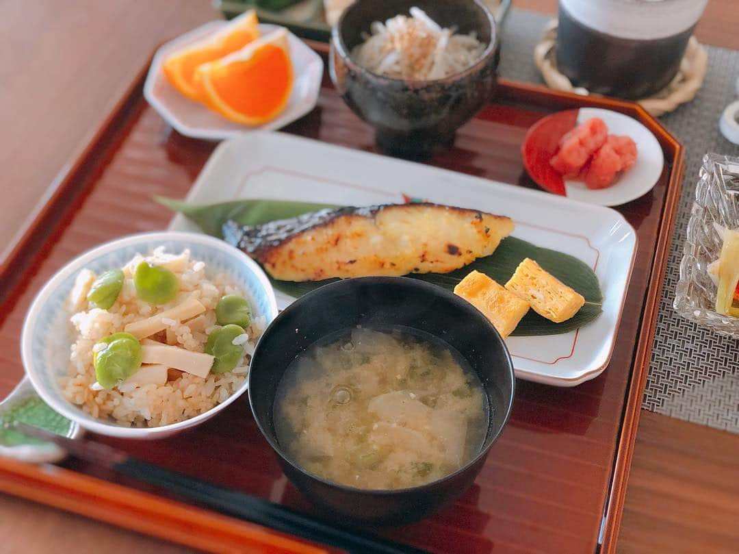 英玲奈さんのインスタグラム写真 - (英玲奈Instagram)「#出張帰りの夫ご飯 #なるべく #季節の和食 #7ぶづきごはん  #たけのことそら豆の炊き込みご飯 #蕪と蕪葉の味噌汁 #鰆の西京焼き #卵焼き #もやしナムル #辛子明太子 #自家製胡瓜の糠漬け  #長芋のたまり漬け #オクラのお浸し #蕪とパプリカの粒マスタードサラダ #清見オレンジ #焙じ茶 #季節を感じる暮らし  #からだにやさしいごはん  #おうちごはん  #からだにいいこと  #夫の健康守りたい #10年後の健康の為に  #オーガニックライフ #夫に春をお届け #疲れが癒される家作り #夫に癒しを届けたい #趣味生活」4月13日 19時19分 - erena_erenyan