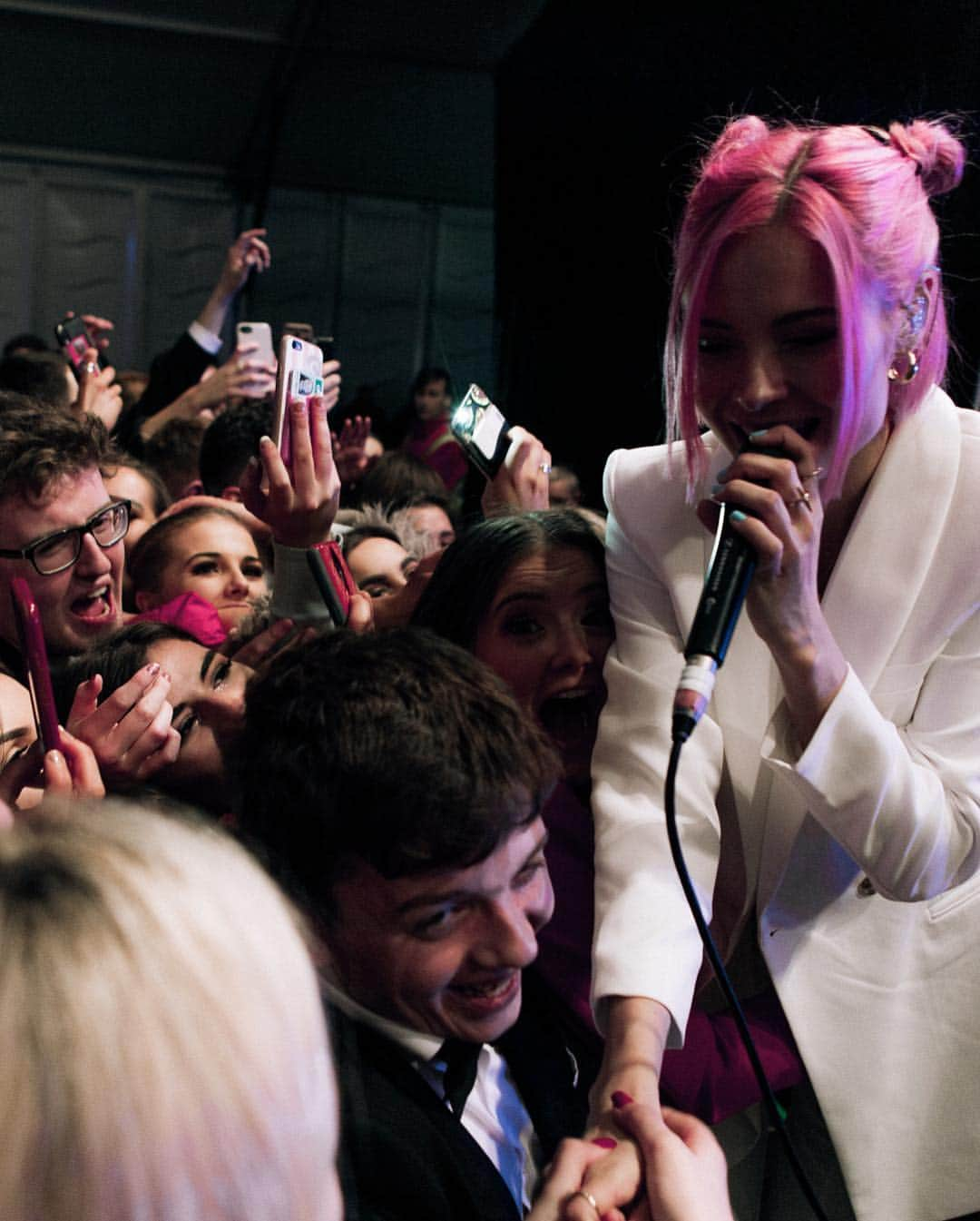 ニーナ・ネスビットさんのインスタグラム写真 - (ニーナ・ネスビットInstagram)「dublin, I love you as much as I love this awkward hug lol 🇮🇪 thank you for being such a fun crowd! 📷 @jonstonevideo」4月13日 19時19分 - ninanesbitt