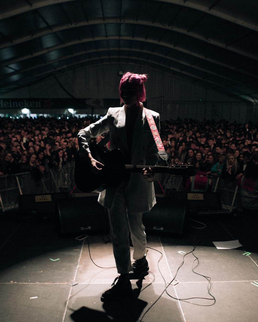 ニーナ・ネスビットさんのインスタグラム写真 - (ニーナ・ネスビットInstagram)「dublin, I love you as much as I love this awkward hug lol 🇮🇪 thank you for being such a fun crowd! 📷 @jonstonevideo」4月13日 19時19分 - ninanesbitt