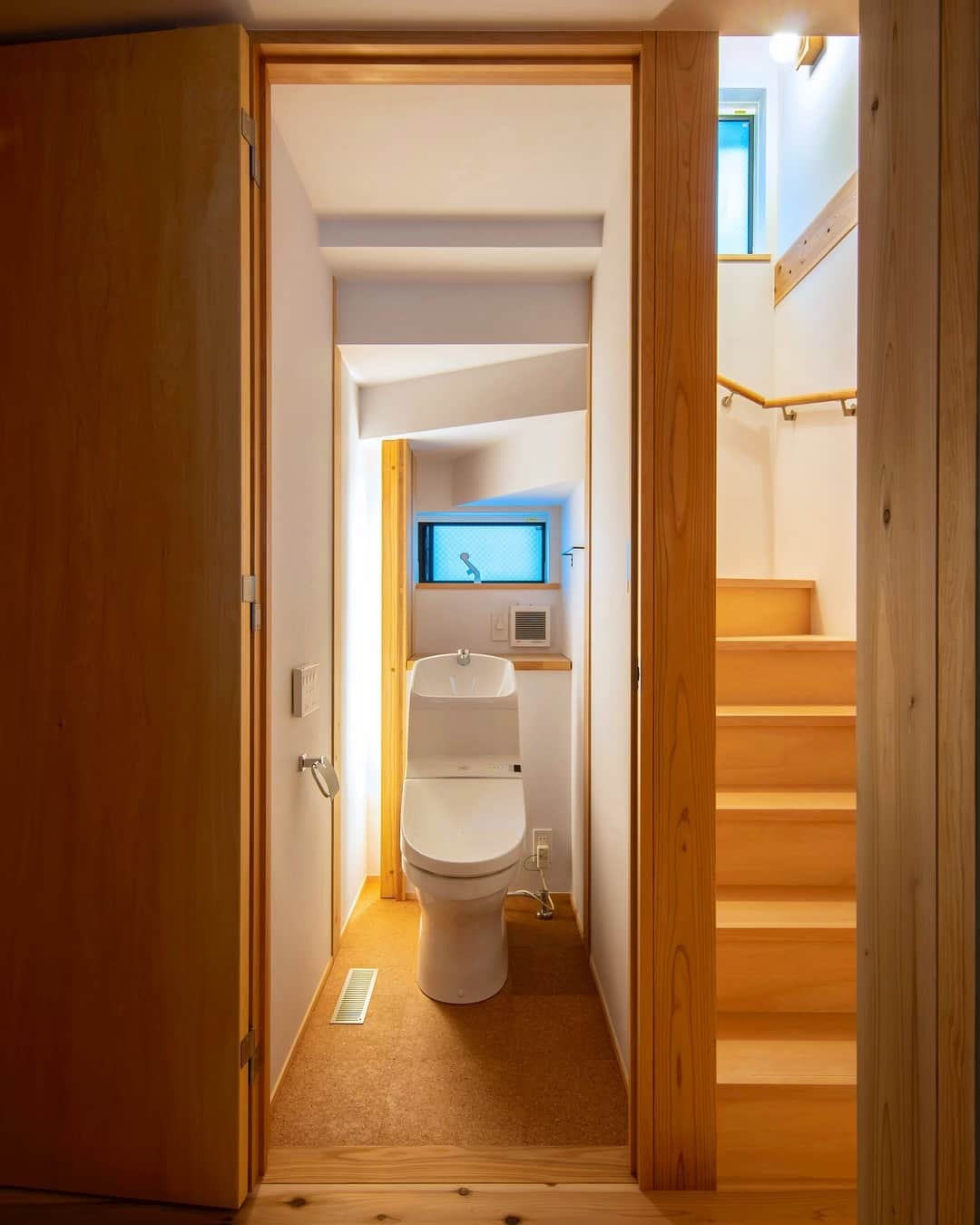 岡庭建設株式会社さんのインスタグラム写真 - (岡庭建設株式会社Instagram)「･････････････････････････････････﻿﻿﻿﻿ ﻿﻿ ﻿﻿ 自然素材でつくるmy home 🌲 ﻿  階段下のスペースを活用したトイレ🚽 ﻿ 奥様こだわりの照明計画。  寝室の近くのトイレは明るすぎず。  写真だとわかりにくいですが  調光機能がついているので  もう少し暗くできます。 ﻿﻿ ･････････････････････････････････﻿﻿﻿﻿﻿﻿ ﻿﻿﻿﻿﻿﻿ photo：#岡庭建設_ごたんの家 ﻿ 撮影：渡辺カメラマン﻿﻿﻿﻿﻿﻿ ﻿﻿﻿﻿﻿﻿ 詳しくはこちら▶︎ @okaniwastyle ﻿﻿﻿﻿﻿﻿ ﻿﻿﻿﻿﻿﻿ #岡庭建設﻿﻿﻿﻿﻿﻿ #okaniwastyle﻿﻿﻿﻿﻿﻿ ﻿﻿﻿﻿﻿﻿ ･････････････････････････････････﻿﻿﻿﻿﻿﻿ ﻿﻿﻿﻿﻿﻿ #西東京市 の #工務店﻿﻿﻿﻿﻿﻿ #注文住宅 や #分譲住宅﻿﻿﻿﻿﻿﻿ #自然素材の家 #無垢材 #木の家 #木造住宅 ﻿﻿﻿﻿﻿﻿ #住宅デザイン #デザイン住宅 #新築一戸建て ﻿﻿﻿﻿﻿﻿ #家づくり #マイホーム ﻿﻿﻿#マイホーム計画 ﻿﻿﻿ #施工事例 ﻿﻿﻿#心地よい暮らし ﻿﻿﻿ #シンプルな暮らし﻿ #我が家のトイレ  #階段下 #階段下トイレ #トイレ #restroom  #手仕事のある暮らし ﻿#照明計画  #architecture #minimalhome #myhome﻿﻿﻿」4月13日 19時14分 - okaniwastyle
