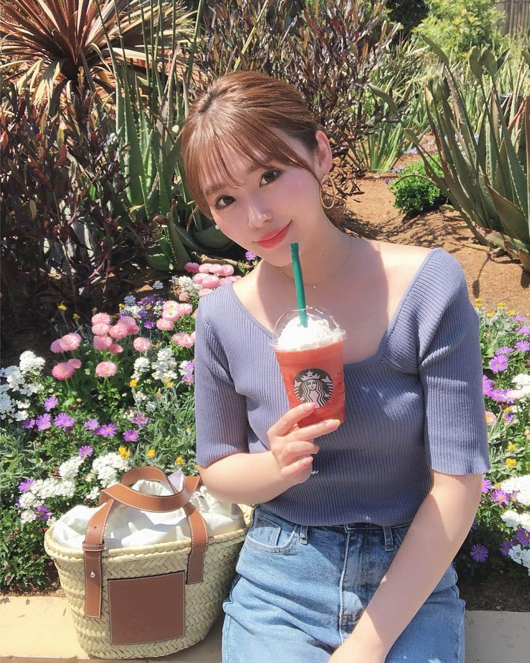 藤川沙弥のインスタグラム：「お仕事終わりにスタバの新作を🥤🍓﻿ 苺の果肉たっぷりで美味しかった٩( ˃́▿˂̀ )۶❤️﻿ ﻿ ﻿ tops @fifth_store ﻿ 形可愛すぎてイロチ買いしたっ✌🏻💕﻿ 40%offしててお得すぎたよ🤭w﻿ ﻿ ﻿ ﻿ ﻿カラコンはいつもオンラインコンタクトで♥︎ エバーカラーのシェリーファッジです❣️」