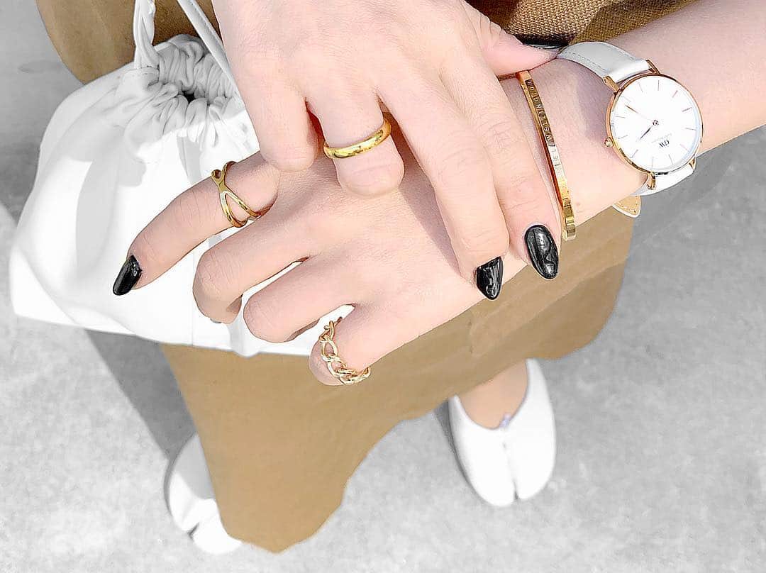 lve_xxxxのインスタグラム：「.﻿ .﻿ GOLD 💰🤟😎✧﻿ ﻿ ベージュやブラウンコーデの時は﻿ アクセサリーはGOLD派﻿ ﻿」