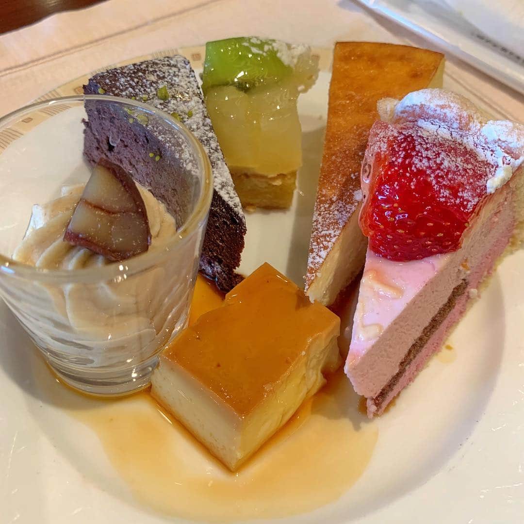 宮内桃子さんのインスタグラム写真 - (宮内桃子Instagram)「2日目は帝国ホテルでビュッフェ☕︎ 2日目の過ごし方は計画している時から 自然と決まりました。  みんな食べることが好きだし❤️ ゆっくり出来るので良かったなぁ。  #帝国ホテル #ビュッフェ #帝国ホテルビュッフェ #東京ビュッフェ #ビュッフェ #ランチビュッフェ #スイーツビュッフェ #hotel」4月13日 19時20分 - bakemonomomo
