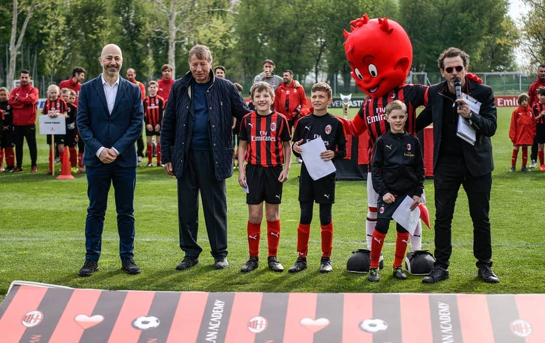 ACミランさんのインスタグラム写真 - (ACミランInstagram)「In attendance at Vismara for the opening ceremony of the #MilanJunior Camp Day 2019 were both Ivan Gazidis and Pietro Carmignani 📷 Alla cerimonia di apertura del Milan Junior Camp Day 2019, al Vismara, presenti Ivan Gazidis e Pietro Carmignani 🔴⚫」4月13日 19時21分 - acmilan