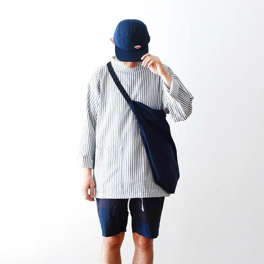 wonder_mountain_irieさんのインスタグラム写真 - (wonder_mountain_irieInstagram)「_ Engineered Garments WORKADAY -エンジニアード ガーメンツ ワーカーデイ- “Smock Popover -cotton railroad st.-” ￥25,920- _ 〈online store / @digital_mountain〉 http://www.digital-mountain.net/shopdetail/000000009448/ _ 【オンラインストア#DigitalMountain へのご注文】 *24時間受付 *15時までのご注文で即日発送 *1万円以上ご購入で送料無料 tel：084-973-8204 _ We can send your order overseas. Accepted payment method is by PayPal or credit card only. (AMEX is not accepted)  Ordering procedure details can be found here. >>http://www.digital-mountain.net/html/page56.html _ 本店：#WonderMountain  blog>> http://wm.digital-mountain.info/blog/20190413-1/ _ #NEPENTHES #EngineeredGarments WORKADAY  #ネペンテス #エンジニアードガーメンツ ワーカーデイ styling.(height  175cm weight 59kg) cap→ #battenwear ￥7,128- bag→ #engineerdgarments ￥10,800- shorts→ #engineerdgarments ￥36,720- _ 〒720-0044  広島県福山市笠岡町4-18 JR 「#福山駅」より徒歩10分 (12:00 - 19:00 水曜定休) #ワンダーマウンテン #japan #hiroshima #福山 #福山市 #尾道 #倉敷 #鞆の浦 近く _ 系列店：@hacbywondermountain _」4月13日 19時23分 - wonder_mountain_