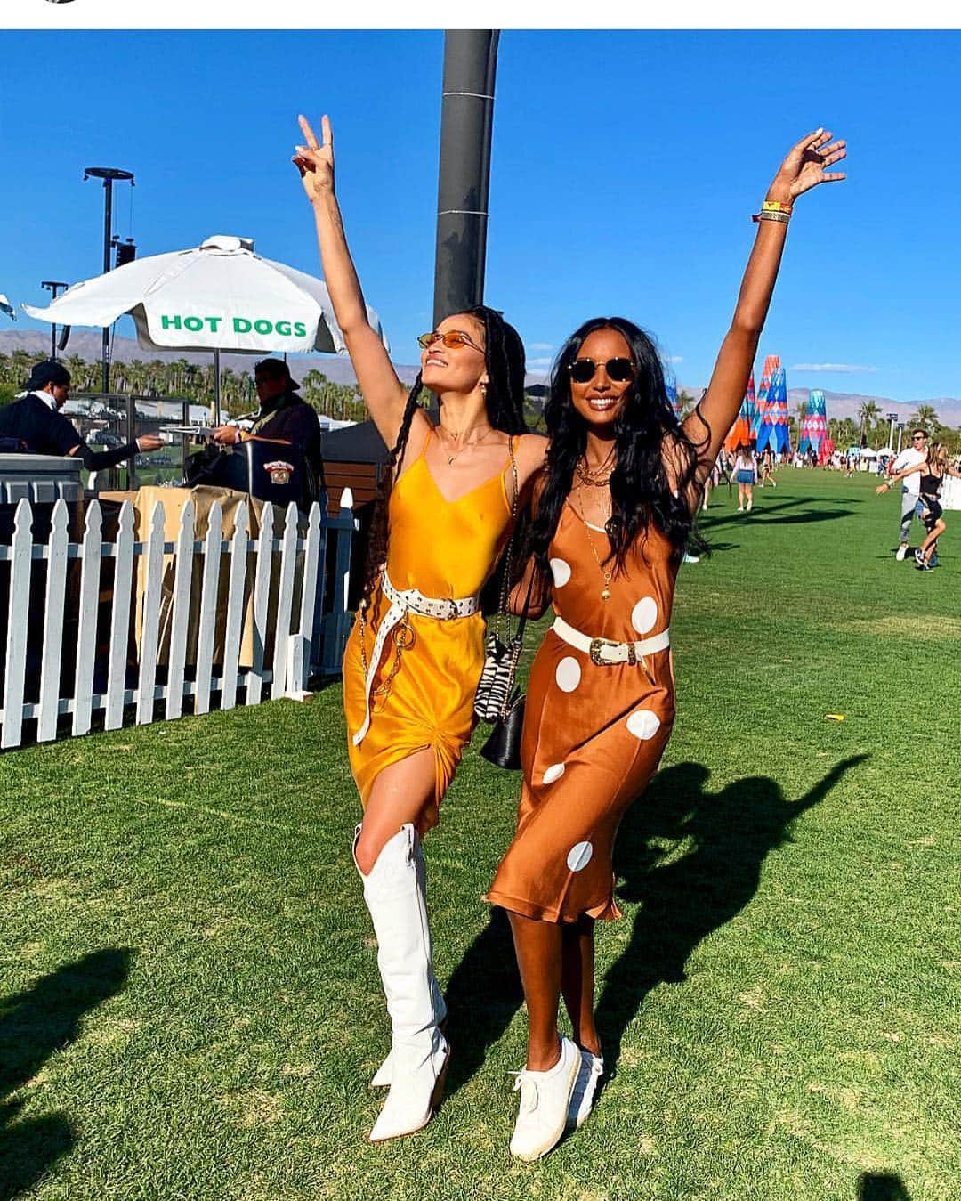 シャニーナ・シャイクのインスタグラム：「BESTIE + I ( 5 years of Coachella)!!!」