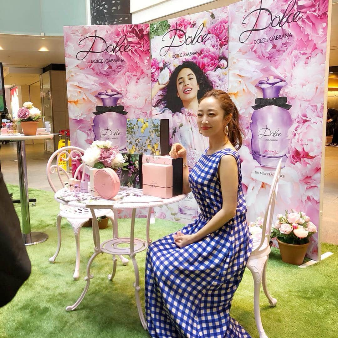 神崎恵さんのインスタグラム写真 - (神崎恵Instagram)「大阪にて、 @dgbeauty  新作フレグランスのイベントでした🌸 1部、2部共に、たくさをのみなさまにご参加いただきました。 ありがとうございました✨ イベント終わりには、特設ブースへ。 ドルチェ&ガッバーナの春が広がる空間。 鮮やかで、華やかで、ドラマティックな色合いと香りに、ときめきをいただきました😌✨ 今日のイベントでは、一部にブラックのドレスを、2部ではこのチェックのワンピースを着ました。 ブラックドレスもとても綺麗だったのに、写真を撮り忘れてしまいました。 いつも素敵な衣装を選んでくださる @zekikoyasuko さん。 かわいいヘアを仕上げてくださる @unami_kudo さんに感謝❤︎ なんばCITY 本館地下1階ガレリアコートにて 4月13日〜15日まで開催中。 #ドルチェアンドガッバーナビューティ  #ドルチェピオニー」4月13日 19時36分 - megumi_kanzaki