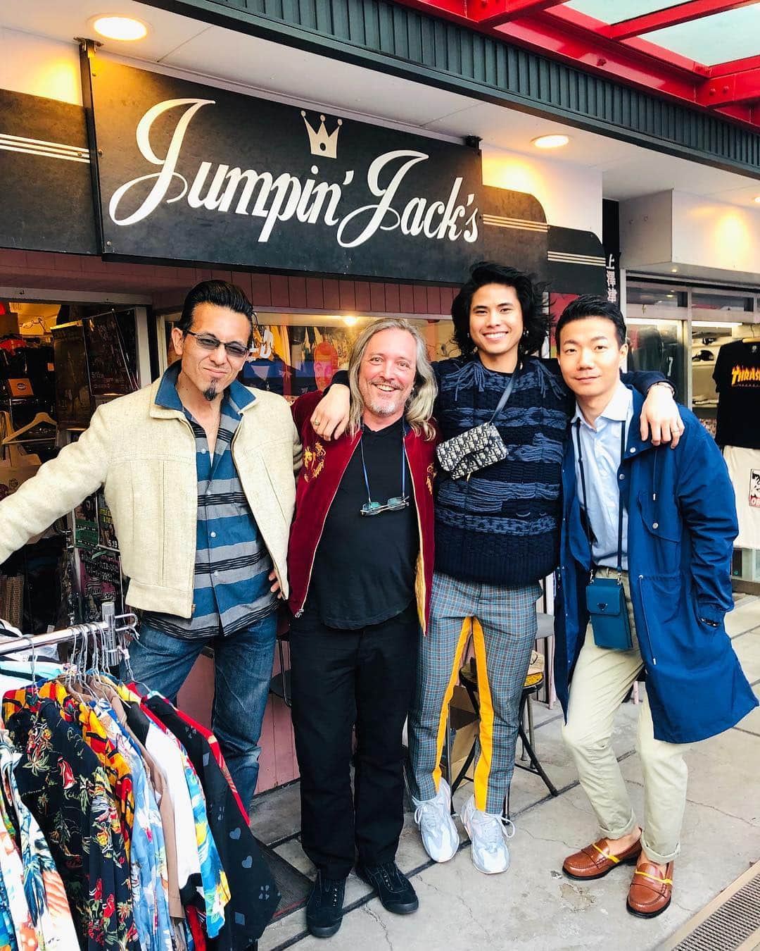 稲木ジョージのインスタグラム：「The best vintage Japanese aloha shirt @harajuku_jacks 👕 🌺 🇯🇵」