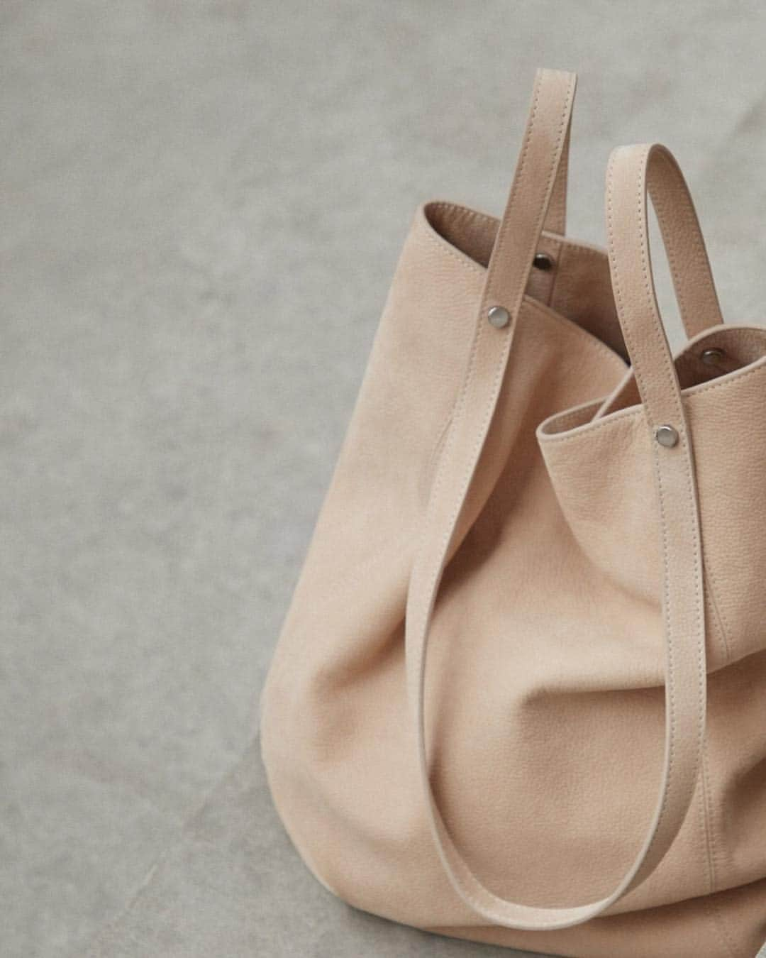 コスさんのインスタグラム写真 - (コスInstagram)「Wherever your next trip takes you, complete your holiday wardrobe with this versatile shopper, crafted from pure leather... #cosstores」4月13日 19時31分 - cosstores