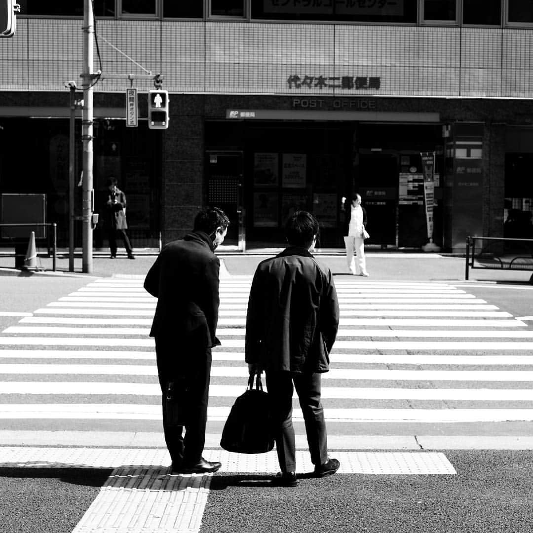 naotakeさんのインスタグラム写真 - (naotakeInstagram)「横断歩道 - The crosswalk / X-E2 + Snapseed, 20190414 . . 森のいかめしを食べる。駅弁大会や物産展で売っていると、つい買ってしまう。 . . #royalsnappingartists #infamous_family #rsa_main #infinity_photo_cult #ray_vip #jp_gallery #jp_gallery_bnw #trb_bnw #wp_bnw  #bnw_life #bnwlife_member #bnw_life_shots #bnw_captures #world_bnw #top_bnw #team_jp_ #team_jp_モノクロ #ig_energy_bw #ig_nihon #streetphotographybnw #igersjp #blackandwhite #bnw #bnwphoto #monochrome #bw #bnwphotography #今日もx日和 #fujifilm」4月13日 19時38分 - naotake_speaks