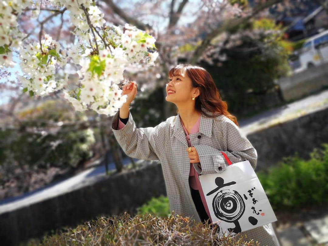 涼海花音さんのインスタグラム写真 - (涼海花音Instagram)「京都はお仕事でたまに行くのですが、ちゃんと観光したのは中学の修学旅行ぶり🥺⛩🌸 いつか友達と旅行で来たくなった京都大好き🥺 #京ばあむ #おたべ #京都ブラックサンダー #京都フィナンシェ」4月13日 19時40分 - kanon_1228