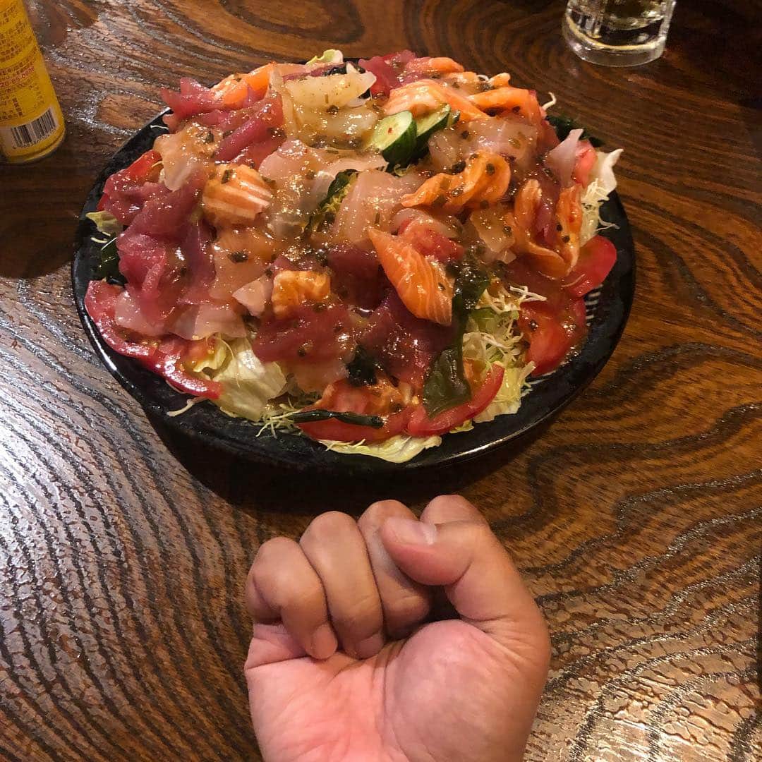 上江洌清作さんのインスタグラム写真 - (上江洌清作Instagram)「海鮮サラダと拳」4月13日 19時42分 - 00800