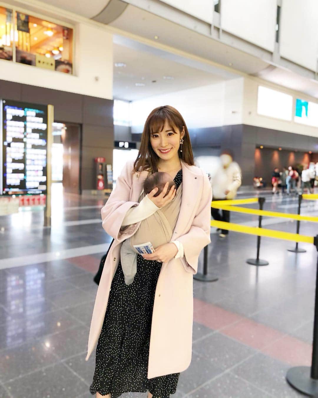小林真由のインスタグラム：「⋆﻿ ⋆﻿ 神戸に来てます🚢 ﻿ 娘の飛行機デビュー！﻿ 2人だったのでドキドキしてたけど﻿やはり爆睡。﻿ 離着陸時に授乳したいのに﻿ 全く起きなくてハラハラでした🥺﻿ 隣の方がまた優しくて..🥺﻿ 無事合流できてよかった🌸﻿ ﻿ #神戸 #旅行 #飛行機デビュー #子連れ旅行 #生後4ヶ月  #女の子ママ #ベビー #コニー #抱っこ紐 ﻿#ナチュラリジュエリ #降りた瞬間テンションマックス🤣」