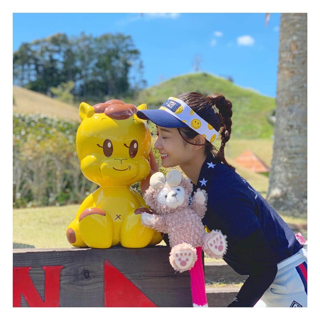 筒井萌子のインスタグラム：「* キャメルゴルフリゾート🏝の至る所にいる子。 これは恐竜🦖なのかな（´-`）.｡oO？？ 私のお気に入りのシェリーメイヘッドカバーと♪ 最近ゴルフ投稿ばかりになってますが、 お仕事は今まで通りやらせて頂いてるのでご心配なく☺️ すぐ直ぐに情報解禁できるものがないので その日が来るまで楽しみにしてて下さい◡̈⃝ ・ #筒井萌子 #女優 #actress #モデル #model #岡山  #shooting #instagood #instalike #converse #撮影 #followme #instalike #ブリヂストンゴルフ #tommyjeans #dhoric #snidel #lee #ゴルフ #ゴルフ女子 #ゴルフコーデ #골프 #좋아요반사 #좋아요그램 #좋아요환영 #데일리그램 #패션 #오오티디 #카페 #카페 #ジャパンゴルフフェア #v12」