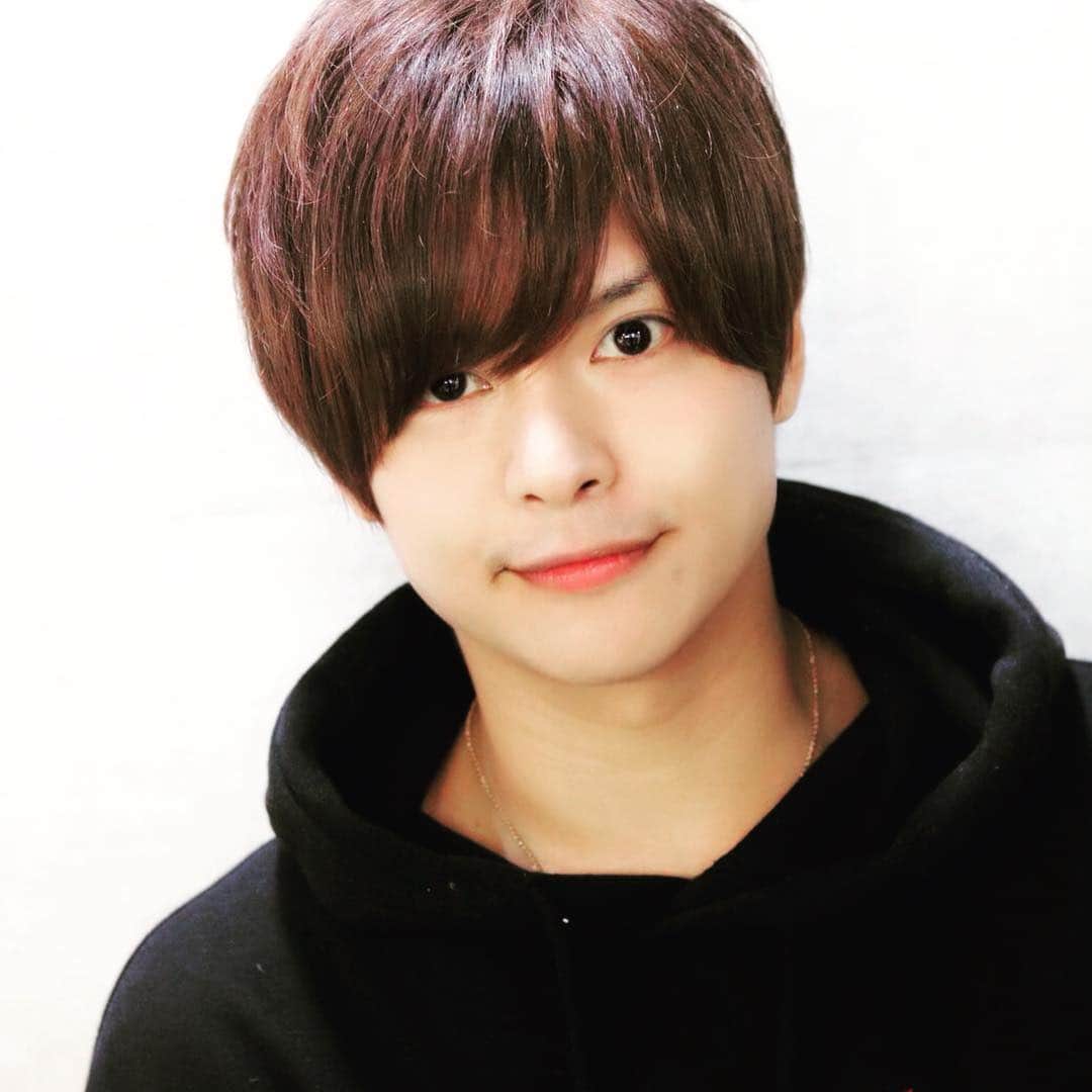 鈴木勤（ごんごん）のインスタグラム：「インスタを更新しなさ過ぎて ヤバイので 無理やり更新します笑  桜も散り始めた春この頃 あと2週間で 僕も27歳になります。17歳から 雑誌のファッションスナップやサロンモデルや 高校生特集をされ始め その時を芸能一年目とするのならば 今年の12月で芸能生活10年となります。  僕には夢がありまして それを未だに 追っかけて居ます。  プロ野球選手になりたいと思った 小学生、社会の先生になりたいと思った 中、高校生の時よりも 遥かに長く 思い続ける事があるって事は 僕にとって大切な財産だなと思います。 その所為かは 分かりませんが恋愛が出来ません。 きっと 夢に恋をしてしまって 他が何も見れないのかと思います。笑  気合いを入れ 18歳から友達の pizzicato citaの佐藤けいすけに髪を切ってもらいました。 どうでしょう？いい感じかな？  暇なので コメントしてくれれば 返します。良ければ みんなの話も聞かせて欲しいな。待ってます。あと5/1から 舞台なのでよろしくね！ #コメ返 #鈴木勤 #いいねまってる  #舞台 #メモリーダイアル #harajuku #japan」