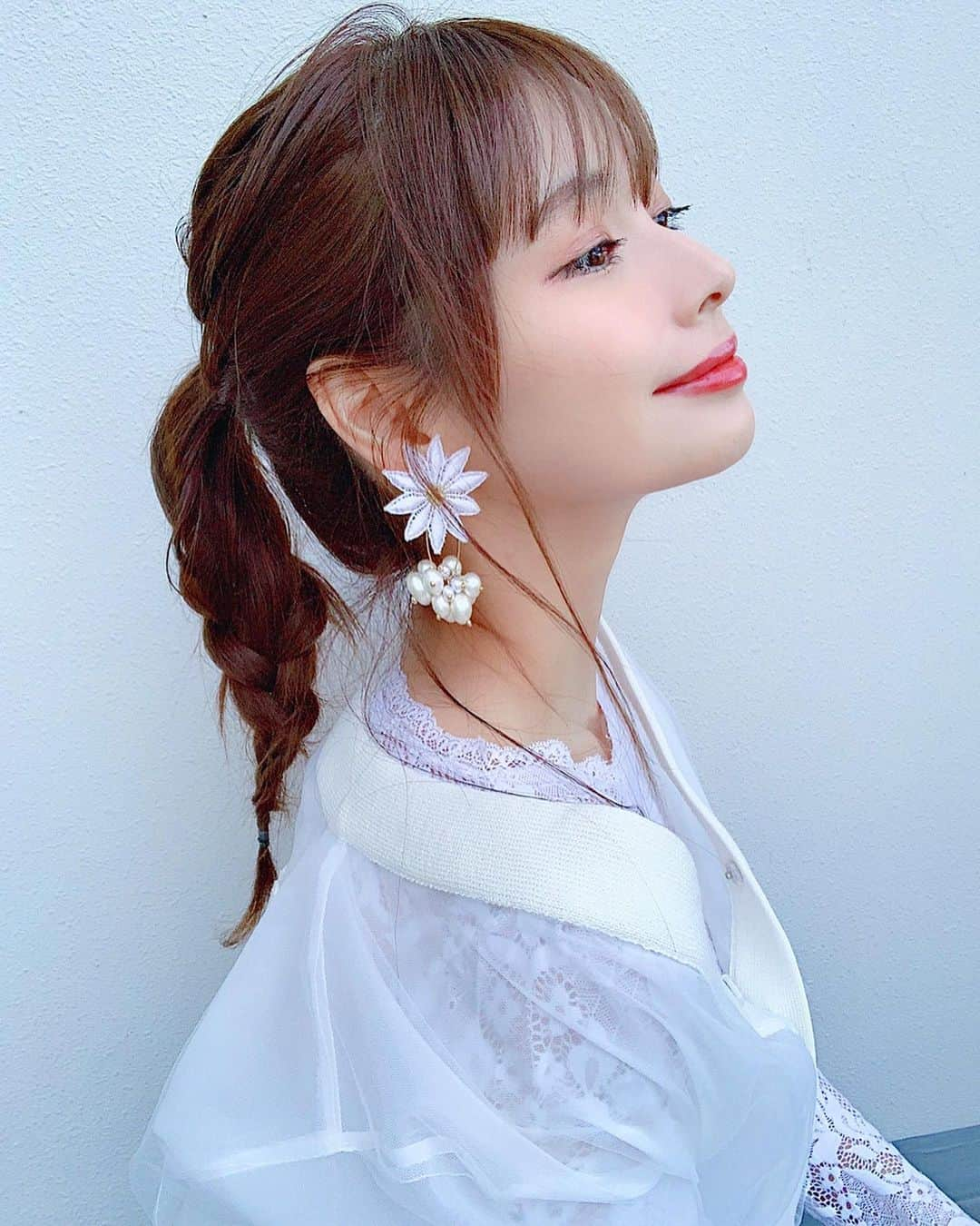 得あゆさんのインスタグラム写真 - (得あゆInstagram)「髪型っ🌼👉🏻👉🏻👉🏻 ポニーテールして三つ編みして縛っただけ🌼 間違い探し並みに載せる。笑 ・ メイクについてたまに質問頂いていて💄 近々詳しく載せたいと思いますっ。 ファンデは#ミネラルファンデ にしてから 更に良い！！！！！！おススメ！ ・ ・ ・ ・ ・ ・ ・ #ヘアスタイル#ヘアアレンジ#ヘア#メイク#イヤリング#アクセサリー#お洒落#可愛い#美容#美肌#美白#美容室#ファンデ#リップ#インスタ映え#カメラ女子#写真#モデル#春#イベント#さくら#桜#お花見#撮影#スキンケア#allwhite#springfashion#japanesegirl#hairstyle」4月13日 20時02分 - tokuayu819