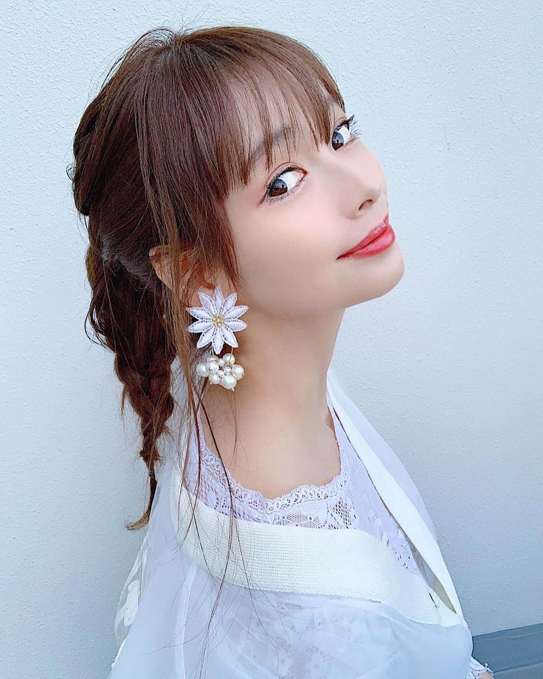 得あゆさんのインスタグラム写真 - (得あゆInstagram)「髪型っ🌼👉🏻👉🏻👉🏻 ポニーテールして三つ編みして縛っただけ🌼 間違い探し並みに載せる。笑 ・ メイクについてたまに質問頂いていて💄 近々詳しく載せたいと思いますっ。 ファンデは#ミネラルファンデ にしてから 更に良い！！！！！！おススメ！ ・ ・ ・ ・ ・ ・ ・ #ヘアスタイル#ヘアアレンジ#ヘア#メイク#イヤリング#アクセサリー#お洒落#可愛い#美容#美肌#美白#美容室#ファンデ#リップ#インスタ映え#カメラ女子#写真#モデル#春#イベント#さくら#桜#お花見#撮影#スキンケア#allwhite#springfashion#japanesegirl#hairstyle」4月13日 20時02分 - tokuayu819