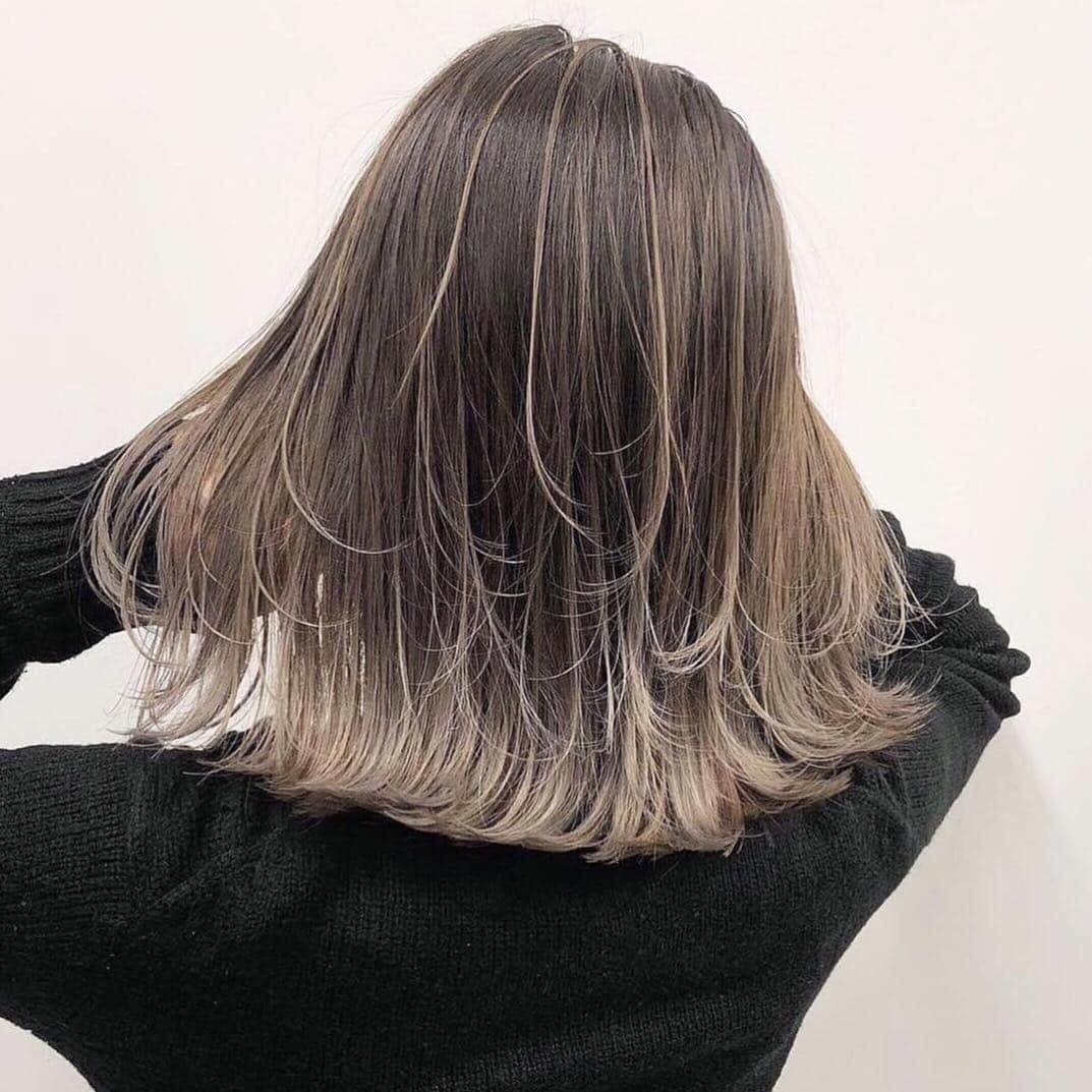 ALIVEさんのインスタグラム写真 - (ALIVEInstagram)「こちらのcolorにされたい方は吉祥寺店 松永優哉(@yuya_alive)をご指名下さい🙋‍♂️ . 画像は保存してカウンセリングでお使い下さい🐶 . ブリーチを使うカラーだと気になる退色後の色味も楽しめるハイクオリティな外国人風カラーに🙆‍♂️✨ . . 【highlight&gradation】 筋感と明るさをプラスして透明感を出す僕だけのハイライト&グラデーションカラー お客様により良いデザインがご提案出来るように日々進化させています🙇✨ 筋感、明るさを出したバレイヤージュのデザイン、細かいハイライトから繋がるグラデーション、色落ちが気になる方/根元が伸びても気にならない明るさ等ご希望のカラーに応じたデザインで一人一人ご案内させて頂きます✨ . . 僕指名限定の特別クーポンございます✨ . gradation color→¥12960 Balayage color→18360 highlight color→¥14040 super highlight→¥18360 gradation color+ highlight→19440 double color→¥21600 . ホワイトグレージュはブリーチ2〜3回必要です🙋‍♂️ . ホットペッパーからからご予約お取り出来ますので気軽にご連絡頂ければと思います☺️✨ メニューが分からない場合はお越し頂いた際にご希望のデザインに合わせてご変更も出来ますのでグラデーションカラー、ハイライトでご予約頂ければと思います🙆‍♂️ . LINE@→『@pnw3183k』でもご予約お取りさせて頂けますのでご質問等もお受けさせて頂けます🙆‍♂️ @も込みで検索お待ちしてます！ . DM/commentお待ちしております📲 . . #ハイライトグラデーション#グラデーションハイライト#グラデーションカラー#外国人風カラー#バレイヤージュ#バレイヤージュカラー#ハイライト#ハイライトカラー#アッシュグレー#グレージュ#ミルクティーカラー#ミルクティーベージュ#ベージュカラー」4月13日 19時58分 - alivehair