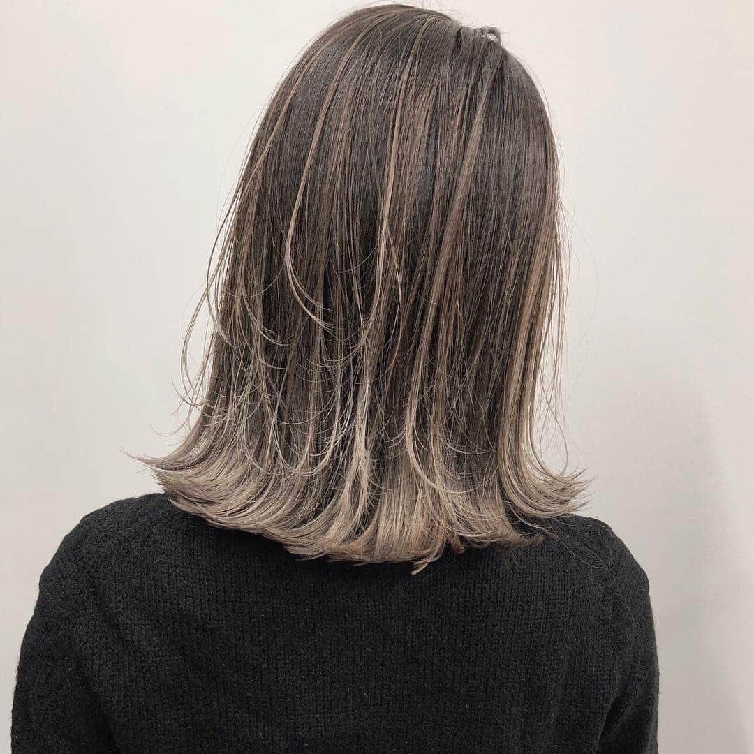 ALIVEさんのインスタグラム写真 - (ALIVEInstagram)「こちらのcolorにされたい方は吉祥寺店 松永優哉(@yuya_alive)をご指名下さい🙋‍♂️ . 画像は保存してカウンセリングでお使い下さい🐶 . ブリーチを使うカラーだと気になる退色後の色味も楽しめるハイクオリティな外国人風カラーに🙆‍♂️✨ . . 【highlight&gradation】 筋感と明るさをプラスして透明感を出す僕だけのハイライト&グラデーションカラー お客様により良いデザインがご提案出来るように日々進化させています🙇✨ 筋感、明るさを出したバレイヤージュのデザイン、細かいハイライトから繋がるグラデーション、色落ちが気になる方/根元が伸びても気にならない明るさ等ご希望のカラーに応じたデザインで一人一人ご案内させて頂きます✨ . . 僕指名限定の特別クーポンございます✨ . gradation color→¥12960 Balayage color→18360 highlight color→¥14040 super highlight→¥18360 gradation color+ highlight→19440 double color→¥21600 . ホワイトグレージュはブリーチ2〜3回必要です🙋‍♂️ . ホットペッパーからからご予約お取り出来ますので気軽にご連絡頂ければと思います☺️✨ メニューが分からない場合はお越し頂いた際にご希望のデザインに合わせてご変更も出来ますのでグラデーションカラー、ハイライトでご予約頂ければと思います🙆‍♂️ . LINE@→『@pnw3183k』でもご予約お取りさせて頂けますのでご質問等もお受けさせて頂けます🙆‍♂️ @も込みで検索お待ちしてます！ . DM/commentお待ちしております📲 . . #ハイライトグラデーション#グラデーションハイライト#グラデーションカラー#外国人風カラー#バレイヤージュ#バレイヤージュカラー#ハイライト#ハイライトカラー#アッシュグレー#グレージュ#ミルクティーカラー#ミルクティーベージュ#ベージュカラー」4月13日 19時58分 - alivehair