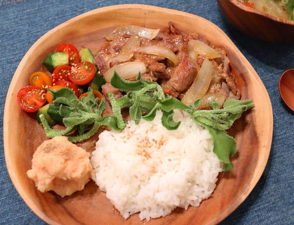 下田奈奈さんのインスタグラム写真 - (下田奈奈Instagram)「* ワンプレートご飯🌿☕️ ・ 先日戸越銀座商店街に行った時に、雑貨屋さんで木の食器を新調🙌 それに合わせてカフェ風ワンプレートご飯を作ってみました🥗🍴 ・ ✔︎生姜焼き ✔︎明太ポテサラ ✔︎プチトマトときゅうりの中華風サラダ ✔︎豚汁 ✔︎ソルトリーフ ・ たまたまスーパーでソルトリーフが安くなってたので珍しいから買ってみました😂 ほんのりしょっぱくて、食感が面白いので何もつけずにパクパク食べれちゃいました😋 プレートの彩りにもいい感じ🌱 ・ 木の器ってなんかテンション上がりますよね😆💕 しかも、ワンプレートだと盛り付け方を想像しながらメニューを考えたり楽しいな〜✨ 献立はいつもと変わらなぬ和食ご飯ですが(笑)器が違うだけで雰囲気変わりますね👀 ・ #おうちごはん #お家ご飯 #お家ごはん #カフェご飯 #カフェ風ごはん #ワンプレートごはん #ワンプレート #ワンプレートディナー #生姜焼き #明太ポテサラ #トマトときゅうりの中華風サラダ #豚汁 #クッキングラム #デリスタグラム #デリスタグラマー #奈奈メシ」4月13日 20時00分 - shimodanana