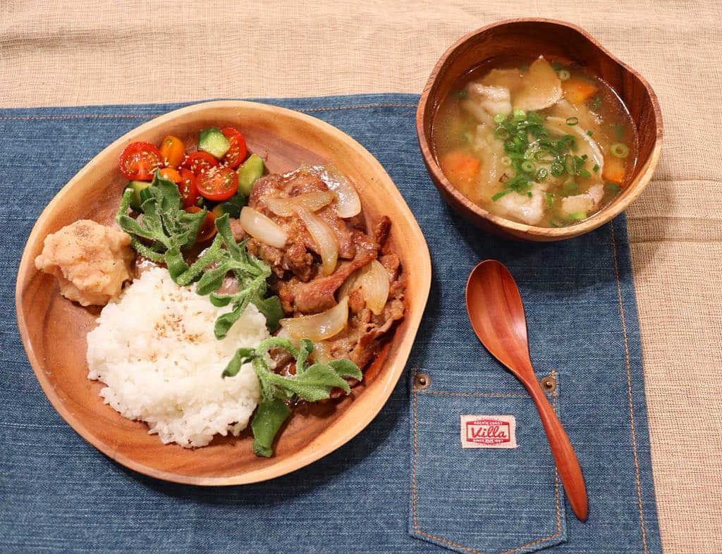 下田奈奈さんのインスタグラム写真 - (下田奈奈Instagram)「* ワンプレートご飯🌿☕️ ・ 先日戸越銀座商店街に行った時に、雑貨屋さんで木の食器を新調🙌 それに合わせてカフェ風ワンプレートご飯を作ってみました🥗🍴 ・ ✔︎生姜焼き ✔︎明太ポテサラ ✔︎プチトマトときゅうりの中華風サラダ ✔︎豚汁 ✔︎ソルトリーフ ・ たまたまスーパーでソルトリーフが安くなってたので珍しいから買ってみました😂 ほんのりしょっぱくて、食感が面白いので何もつけずにパクパク食べれちゃいました😋 プレートの彩りにもいい感じ🌱 ・ 木の器ってなんかテンション上がりますよね😆💕 しかも、ワンプレートだと盛り付け方を想像しながらメニューを考えたり楽しいな〜✨ 献立はいつもと変わらなぬ和食ご飯ですが(笑)器が違うだけで雰囲気変わりますね👀 ・ #おうちごはん #お家ご飯 #お家ごはん #カフェご飯 #カフェ風ごはん #ワンプレートごはん #ワンプレート #ワンプレートディナー #生姜焼き #明太ポテサラ #トマトときゅうりの中華風サラダ #豚汁 #クッキングラム #デリスタグラム #デリスタグラマー #奈奈メシ」4月13日 20時00分 - shimodanana