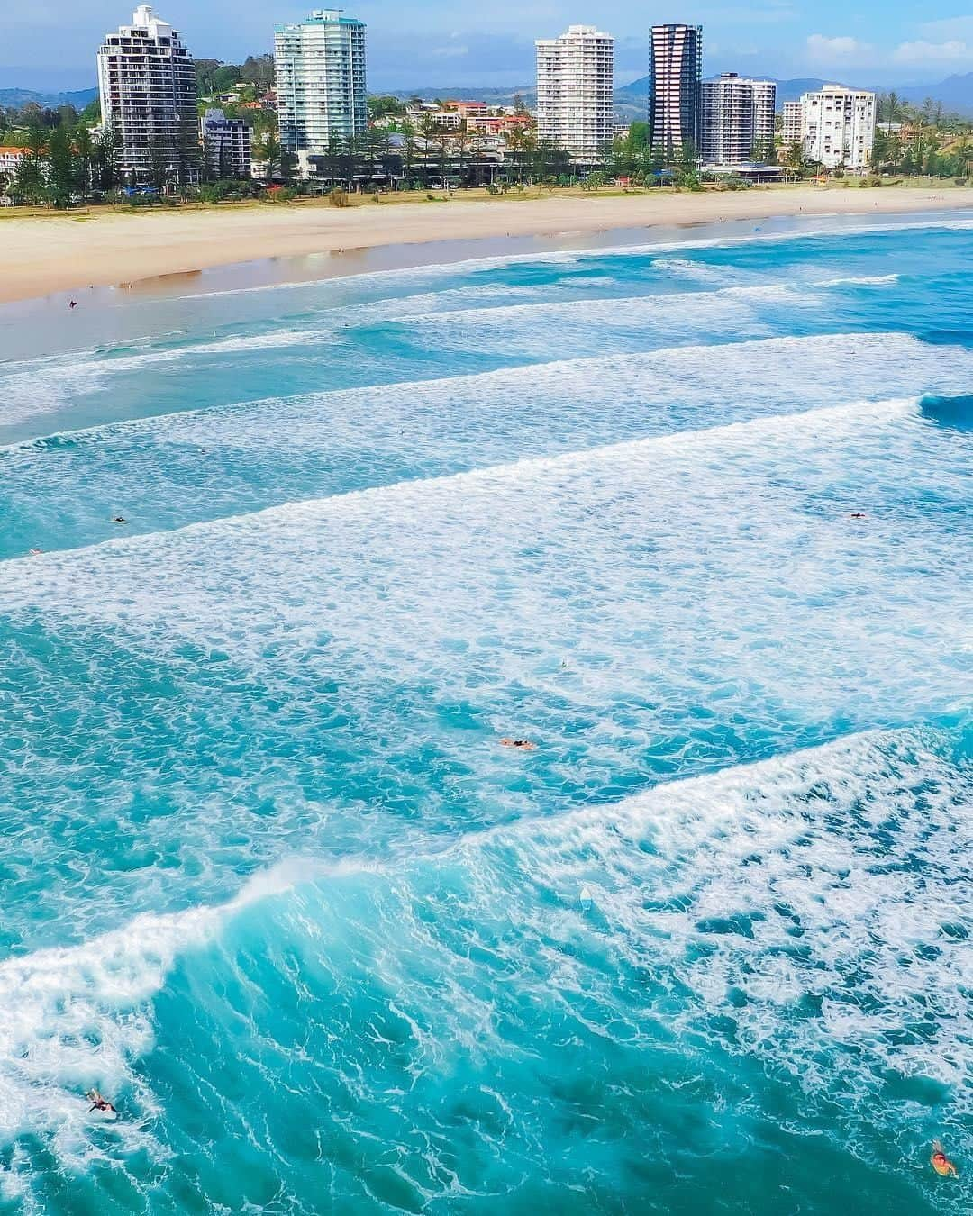 Australiaさんのインスタグラム写真 - (AustraliaInstagram)「Waves for days at @destinationgoldcoast 🌊🌊 @kaleighhb checked out the “morning line up” on #CoolangattaBeach as the locals enjoyed their morning surf, which is a rather common scene in this famous part of @queensland. You can see the @visitsurfersparadise skyline in the distance from this southern end of the #GoldCoast, which makes for a pretty backdrop, whether you’re frolicking in the ocean or just lazing around on the sand. Pop into @surfclubcoolangatta, @bellakaicoolangatta or @eddiesgrubhouse for a bite to eat when you take a  break from making waves on the #beach.  #seeaustralia #thisisqueensland #wearegoldcoast #thegreatoutdoors #travel」4月13日 20時00分 - australia