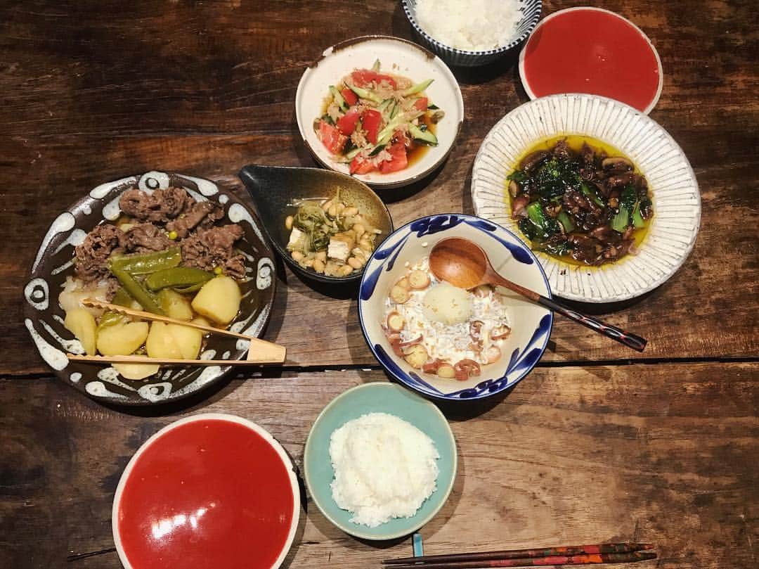 ジュジュさんのインスタグラム写真 - (ジュジュInstagram)「久々🌿 . 色悪すぎるけど(笑 ストーリーズでもupしたホタルイカ🦑のアヒージョが美味し過ぎた。。。#chikachanありがと . . ☑︎しらす大根冷奴 ☑︎ホタルイカアヒージョ(少しコンソメ入れる派) ☑︎肉じゃが ☑︎大豆切り干し大根 ☑︎キュウリとトマトとツナの無限にいけるやつ(醤油.ごま油.にんにく摩り下ろし.お酢.みりん) . . #ヒラカノゴハン」4月13日 20時00分 - hiraka