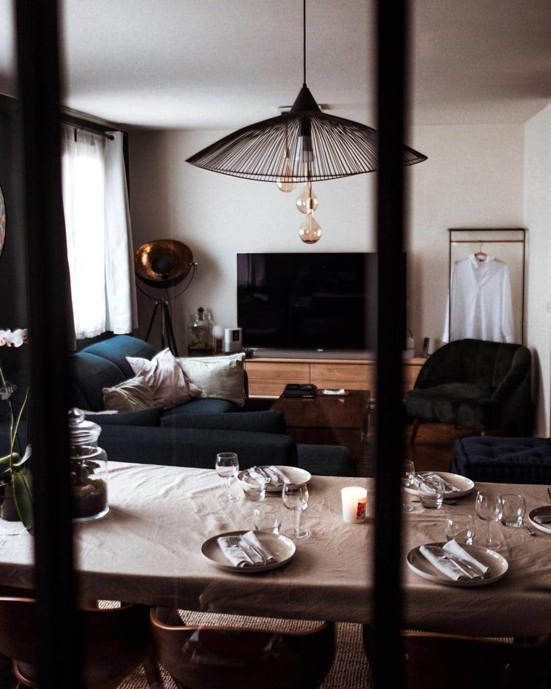 NICOLAS SIMOESのインスタグラム：「Welcoming you for diner at @deuxiemegauche. Find a huge decoration selection and inspirations on my last blogpost. [LINKINTHEBIO] #stylebysimoes 📸✨」
