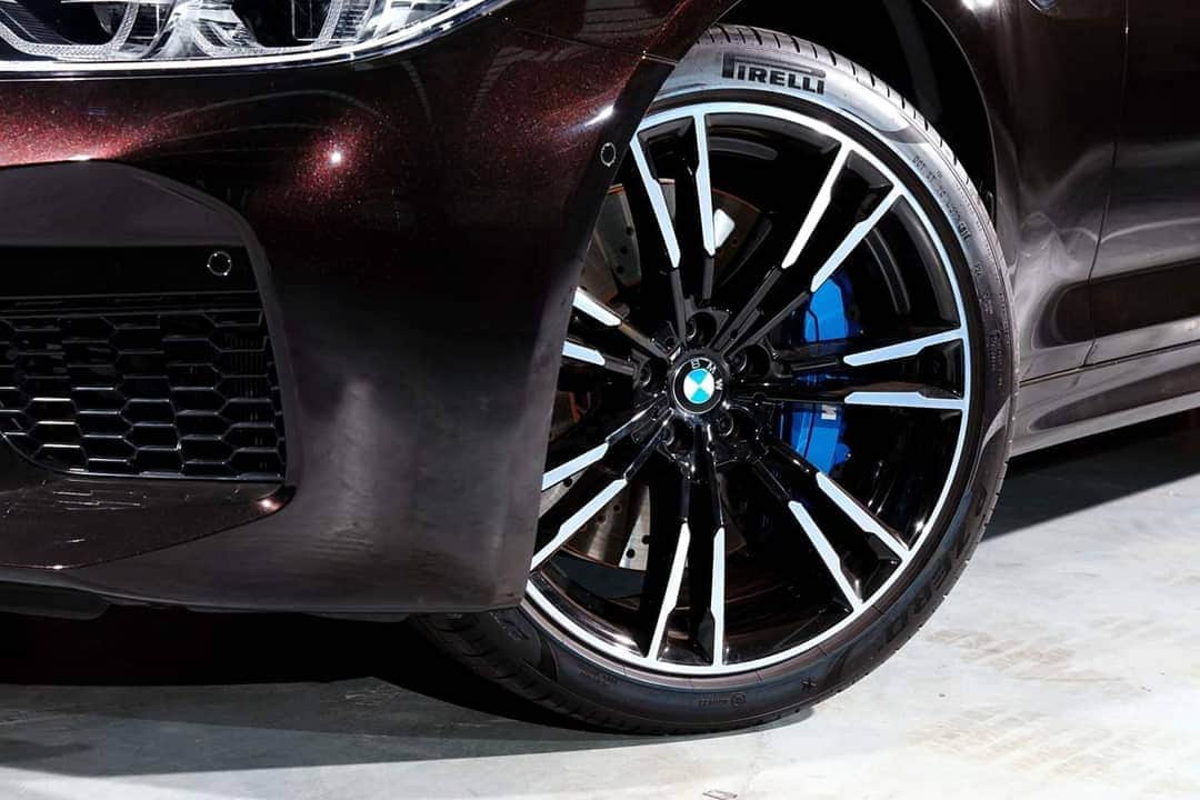 BMW Thailandさんのインスタグラム写真 - (BMW ThailandInstagram)「BMW M5 เร้าใจในทุกมุมมอง พร้อมพุ่งทะยานไปข้างหน้า อัตราเร่งจาก 0 ถึง 100 กม./ชม. ในเวลาเพียง 3.4 วินาที ด้วยพละกำลังของเครื่องยนต์ 600 แรงม้า  ราคาเริ่มต้นที่ 13,339,000 บาท  สี Almandine Brown Metallic เป็นหนึ่งในสีสุด Exclusive ที่ให้ความหรูหราไม่เป็นรองใคร *ราคารถรวมแพคเกจ BSI Standard (การบริการบำรุงรักษา 3 ปี หรือ 60,000 กม. และการรับประกัน 3 ปี ไม่จำกัดระยะทาง) *เงื่อนไขเป็นไปตามที่บริษัทฯ กำหนด  สนใจติดต่อที่ผู้จำหน่ายฯ อย่างเป็นทางการ ได้แล้ววันนี้! #BMW #BMWTH #BMWM5」4月13日 20時01分 - bmwthailand