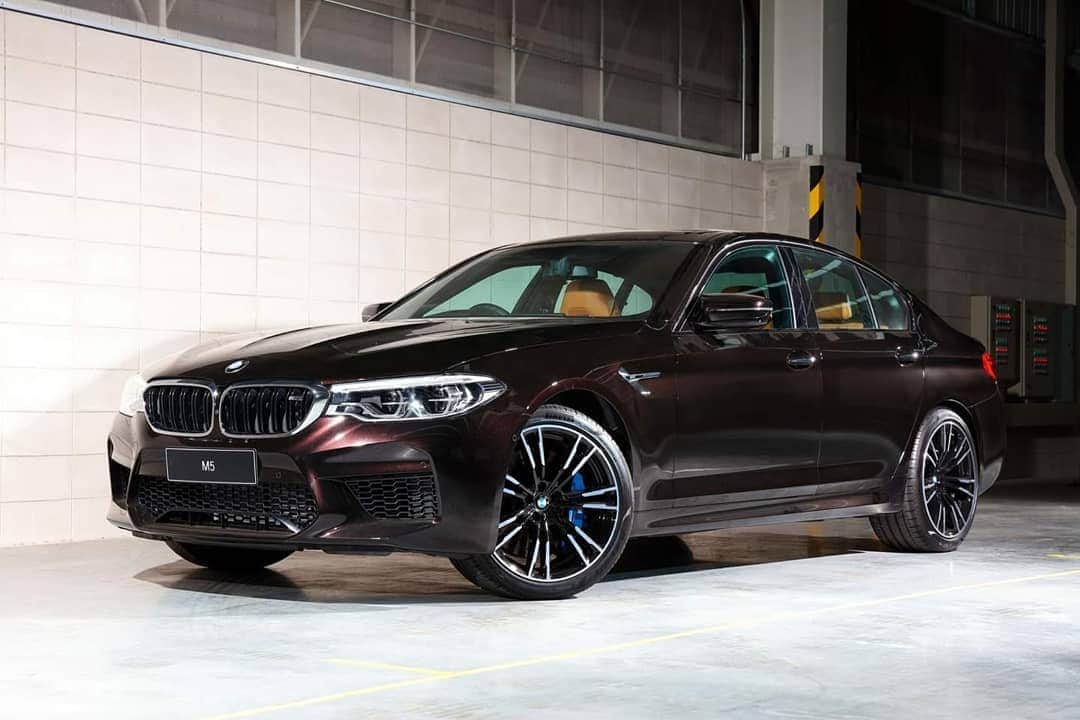 BMW Thailandさんのインスタグラム写真 - (BMW ThailandInstagram)「BMW M5 เร้าใจในทุกมุมมอง พร้อมพุ่งทะยานไปข้างหน้า อัตราเร่งจาก 0 ถึง 100 กม./ชม. ในเวลาเพียง 3.4 วินาที ด้วยพละกำลังของเครื่องยนต์ 600 แรงม้า  ราคาเริ่มต้นที่ 13,339,000 บาท  สี Almandine Brown Metallic เป็นหนึ่งในสีสุด Exclusive ที่ให้ความหรูหราไม่เป็นรองใคร *ราคารถรวมแพคเกจ BSI Standard (การบริการบำรุงรักษา 3 ปี หรือ 60,000 กม. และการรับประกัน 3 ปี ไม่จำกัดระยะทาง) *เงื่อนไขเป็นไปตามที่บริษัทฯ กำหนด  สนใจติดต่อที่ผู้จำหน่ายฯ อย่างเป็นทางการ ได้แล้ววันนี้! #BMW #BMWTH #BMWM5」4月13日 20時01分 - bmwthailand