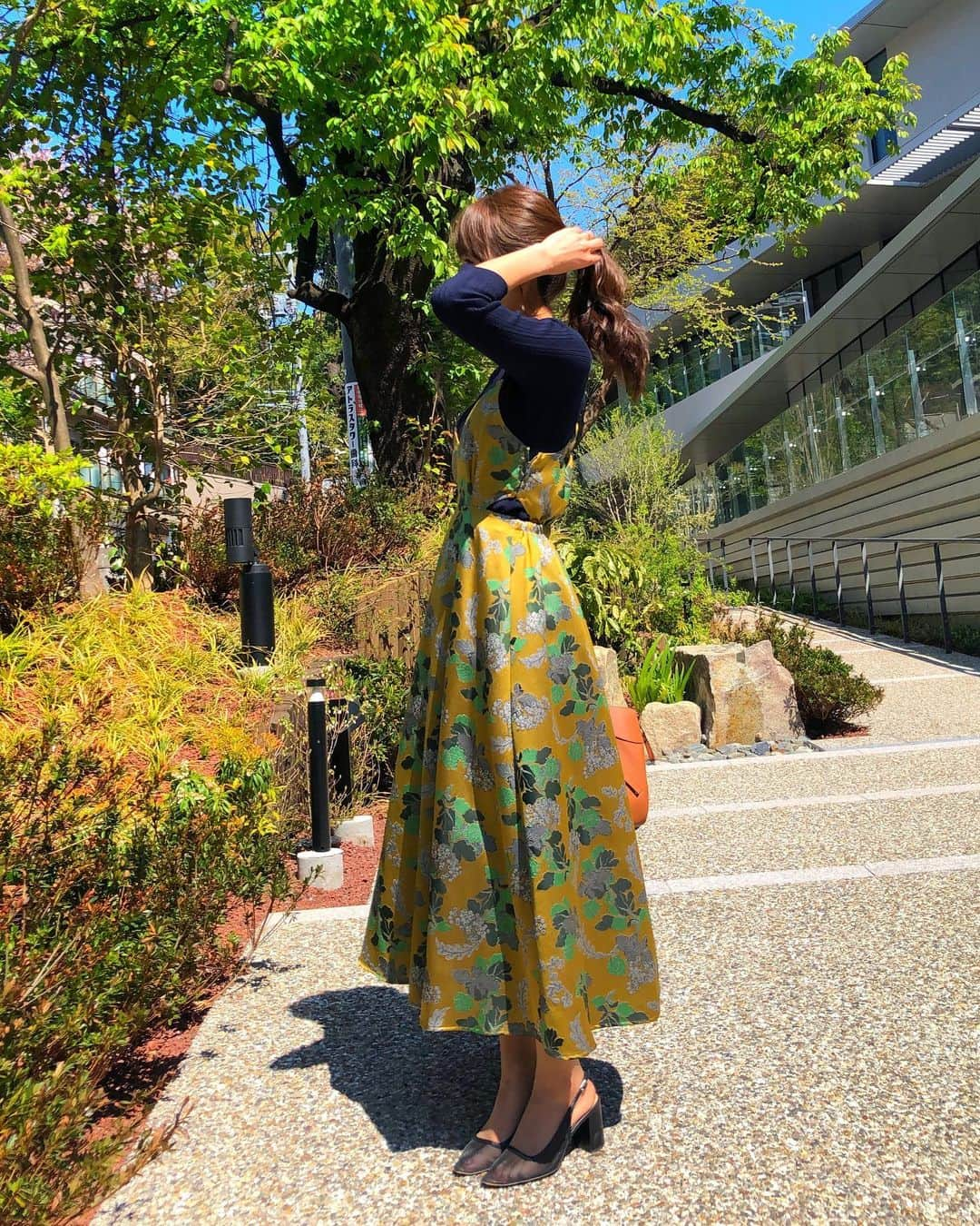 shizuka.watanabeさんのインスタグラム写真 - (shizuka.watanabeInstagram)「♡♡♡ ・ ・ 完全に服と背景が同化してるーーー‼️（笑 ・ ・ 同化してしまったお洋服は @amerivintage ・ 少し前に届いていつ着るかなーって待ち望んでいたもの❗️ 待ち望んだくせに同化させてしまってお洋服に申し訳ない😭 ・ ・ ・ ・ さて！！ 明日はゆっくり出来る日曜日❤️ ・ ・ 撮り溜めたドラマを見る予定です👀 ・ ・ ・ ・ #amerivintage #ameri #loewe #loewebag #loewehammock #cookiechocolate #elin #오오티디 #옷스타그램 #데일리록」4月13日 20時11分 - shizuka.watanabe