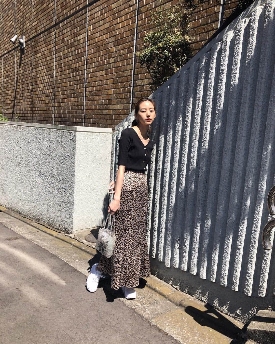 Shiho Sasakiのインスタグラム：「めちゃくちゃ着回せるTOPSも入荷したよ👏 後ろ前2wayで着れる優れものです🧡 シンプルなTOPSはやっぱり柄で合わせるのも可愛いよね！ #MOUSSY#MOUSSYSNAP」