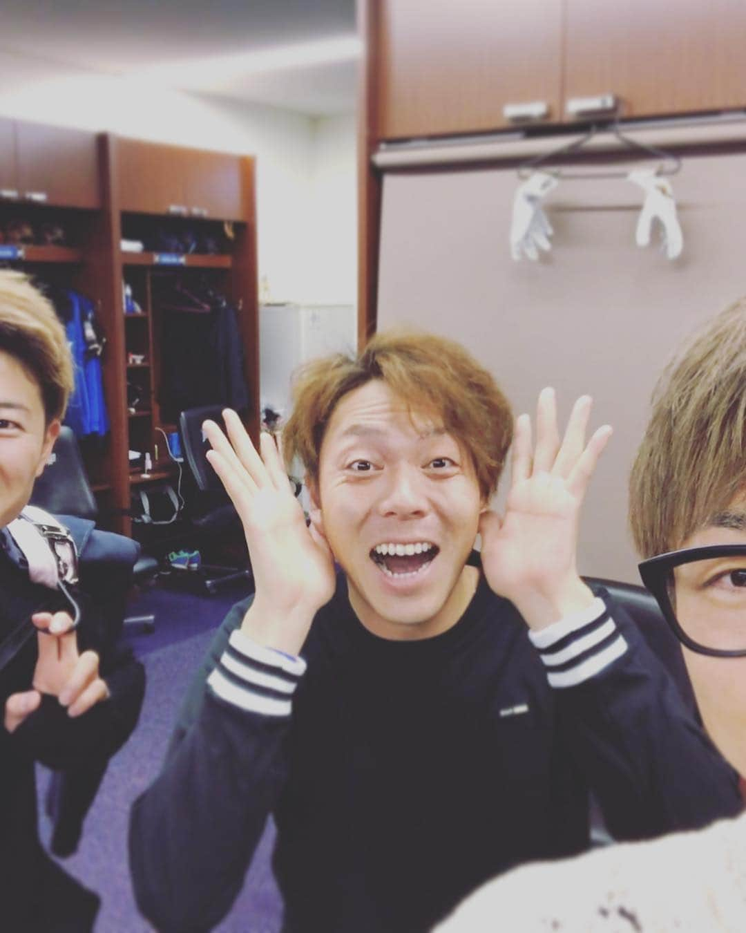 金子千尋のインスタグラム：「前人未到の300ホールド✨🎊 ． #宮西尚生 #北海道日本ハムファイターズ #ホールド #300ホールド #2019年4月13日 ． #治療後 の髪の毛#ボサボサ の1枚を頂きました！ この#前人未到 の#300ホールド #達成時 にその場にいれただけでも#スゴイ のに#その試合 に投げれたのは#もっとスゴイ し#光栄 ❗️ なので#今日しか ないと思って撮りました！ #たまたま その場にいた #西川遥輝 こと#ハルキ も交えて📸  次は#301個目 の#ホールド 頼むぜ❗️」