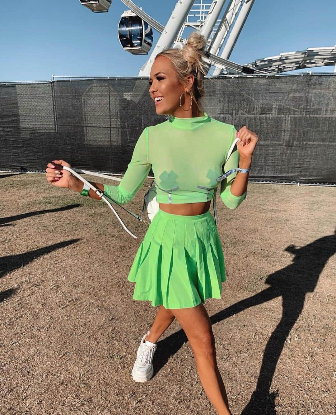 Beginning Boutiqueさんのインスタグラム写真 - (Beginning BoutiqueInstagram)「Space girl ⚡️How cute are @tahliaskaines’ fun buns?! Tap to shop the Hurricane Crop Fluro Green Reflective & Revenge Skirt Fluro Green!」4月13日 20時05分 - beginningboutique