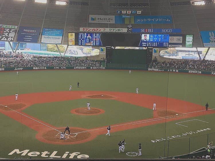 竹村美緒さんのインスタグラム写真 - (竹村美緒Instagram)「. . 初めてのメットライフドーム🏟 . . 遠征されるファンの皆さんは、 こうやって何度も乗り継ぎして、決して安くない費用もかけて、時間をかけて、 なによりこんなにワクワクして球場に来ているんだと、 大切な事を再確認する一日🍀 . . 応援している選手の活躍している姿や、 勝利の喜びの声をどんなに楽しみにされているかということを、また強く感じました🌼 . . . 選手とファンの皆さんが、 嬉しい気持ちを共有できる インタビュー、 リポート頑張ろう😊🍀 . . #orix_buffaloes #orixbuffaloes #オリックスバファローズ#埼玉西武ライオンズ#メットライフドーム#埼玉#プロ野球#baseball #ballpark #baseballstadium」4月13日 20時05分 - takemuramio