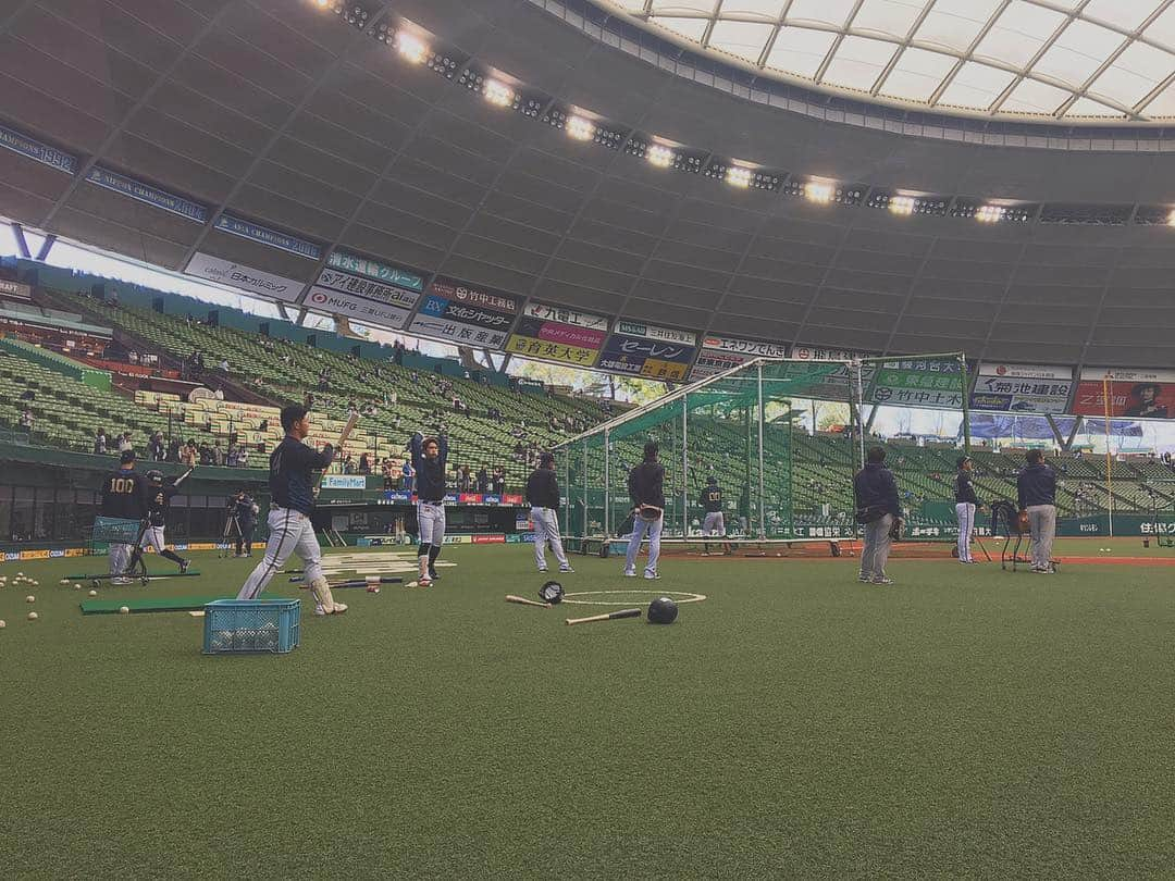 竹村美緒さんのインスタグラム写真 - (竹村美緒Instagram)「. . 初めてのメットライフドーム🏟 . . 遠征されるファンの皆さんは、 こうやって何度も乗り継ぎして、決して安くない費用もかけて、時間をかけて、 なによりこんなにワクワクして球場に来ているんだと、 大切な事を再確認する一日🍀 . . 応援している選手の活躍している姿や、 勝利の喜びの声をどんなに楽しみにされているかということを、また強く感じました🌼 . . . 選手とファンの皆さんが、 嬉しい気持ちを共有できる インタビュー、 リポート頑張ろう😊🍀 . . #orix_buffaloes #orixbuffaloes #オリックスバファローズ#埼玉西武ライオンズ#メットライフドーム#埼玉#プロ野球#baseball #ballpark #baseballstadium」4月13日 20時05分 - takemuramio