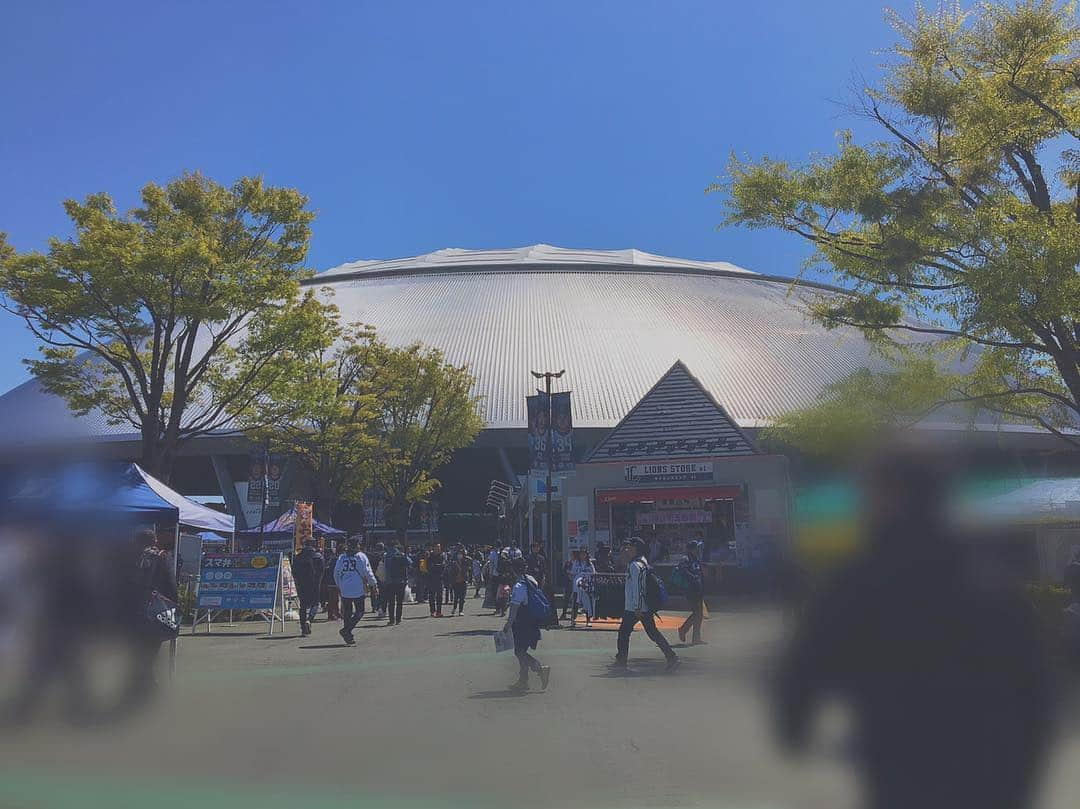 竹村美緒さんのインスタグラム写真 - (竹村美緒Instagram)「. . 初めてのメットライフドーム🏟 . . 遠征されるファンの皆さんは、 こうやって何度も乗り継ぎして、決して安くない費用もかけて、時間をかけて、 なによりこんなにワクワクして球場に来ているんだと、 大切な事を再確認する一日🍀 . . 応援している選手の活躍している姿や、 勝利の喜びの声をどんなに楽しみにされているかということを、また強く感じました🌼 . . . 選手とファンの皆さんが、 嬉しい気持ちを共有できる インタビュー、 リポート頑張ろう😊🍀 . . #orix_buffaloes #orixbuffaloes #オリックスバファローズ#埼玉西武ライオンズ#メットライフドーム#埼玉#プロ野球#baseball #ballpark #baseballstadium」4月13日 20時05分 - takemuramio